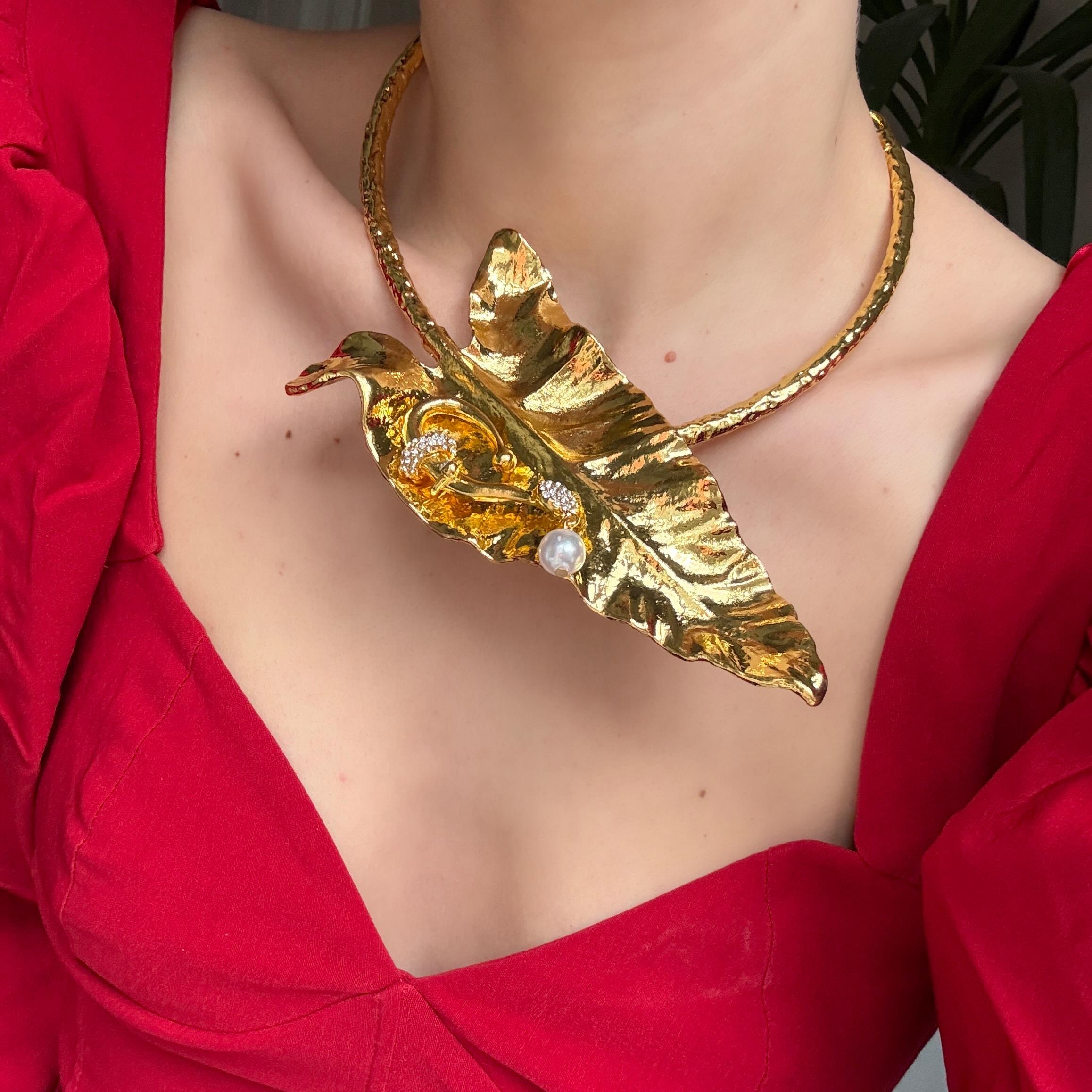 Gold Tasma Yaprak Kolye