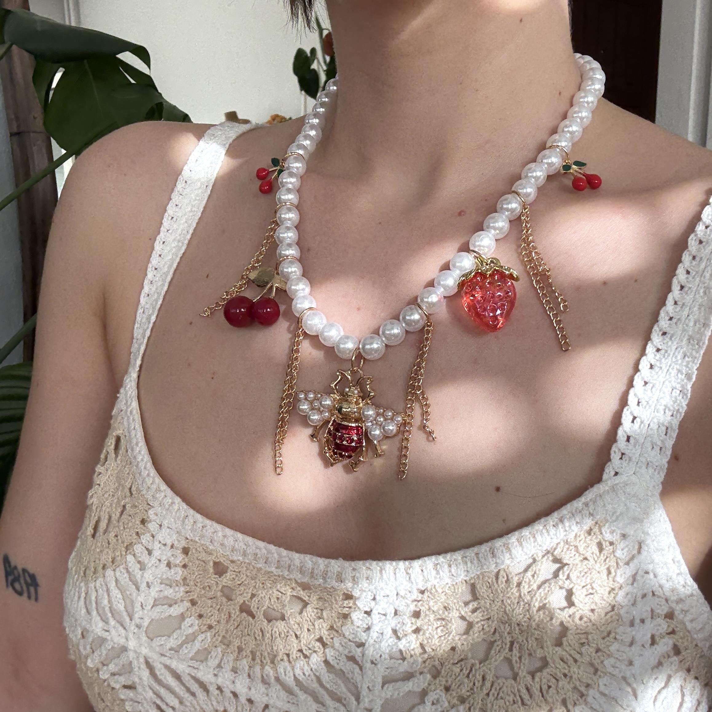 İncili Çilek&Arı Charm Kolye