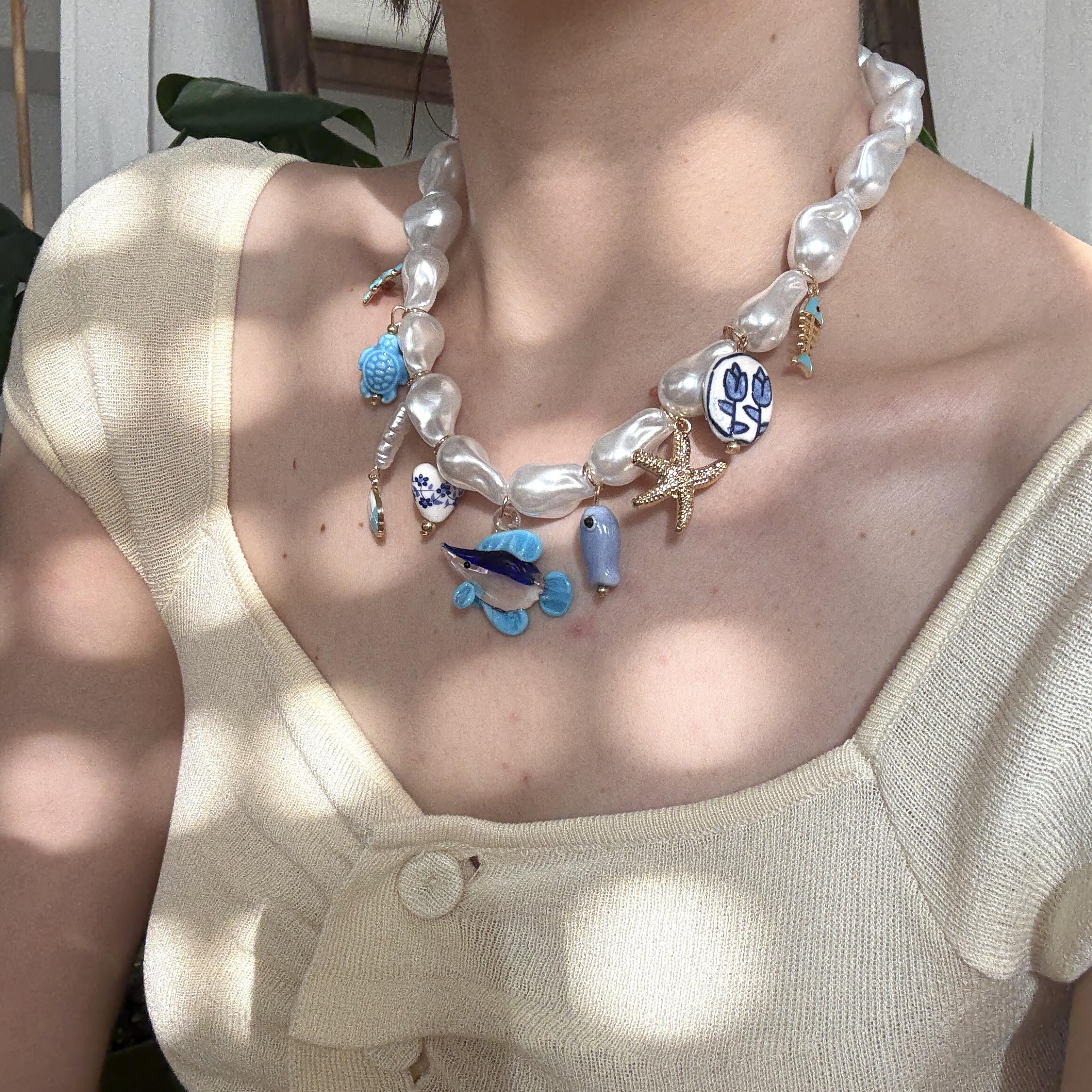 İncili Murano Cam Balık Charmlı Kolye