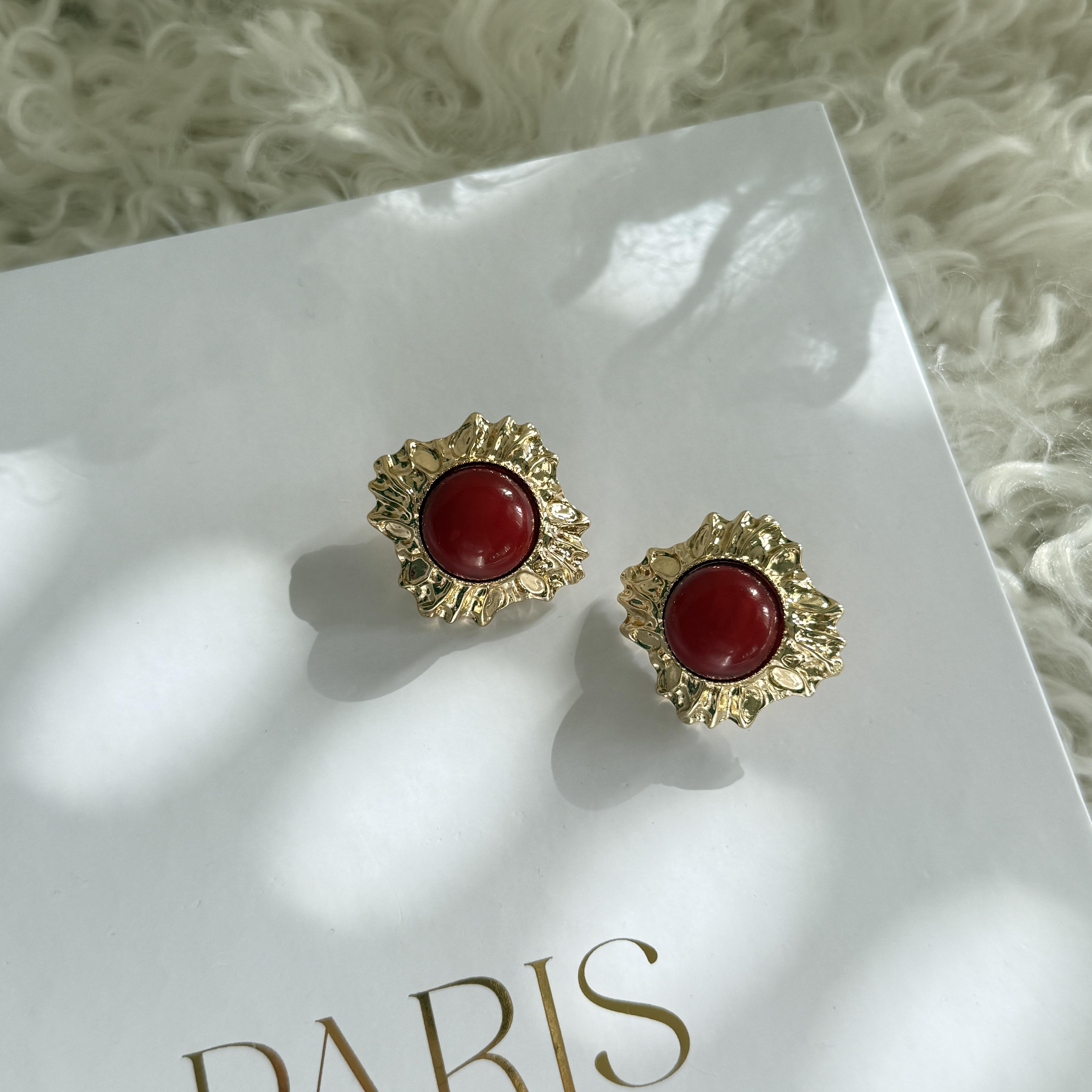 İşlemeli Bordo Taşlı Vintage Küpe