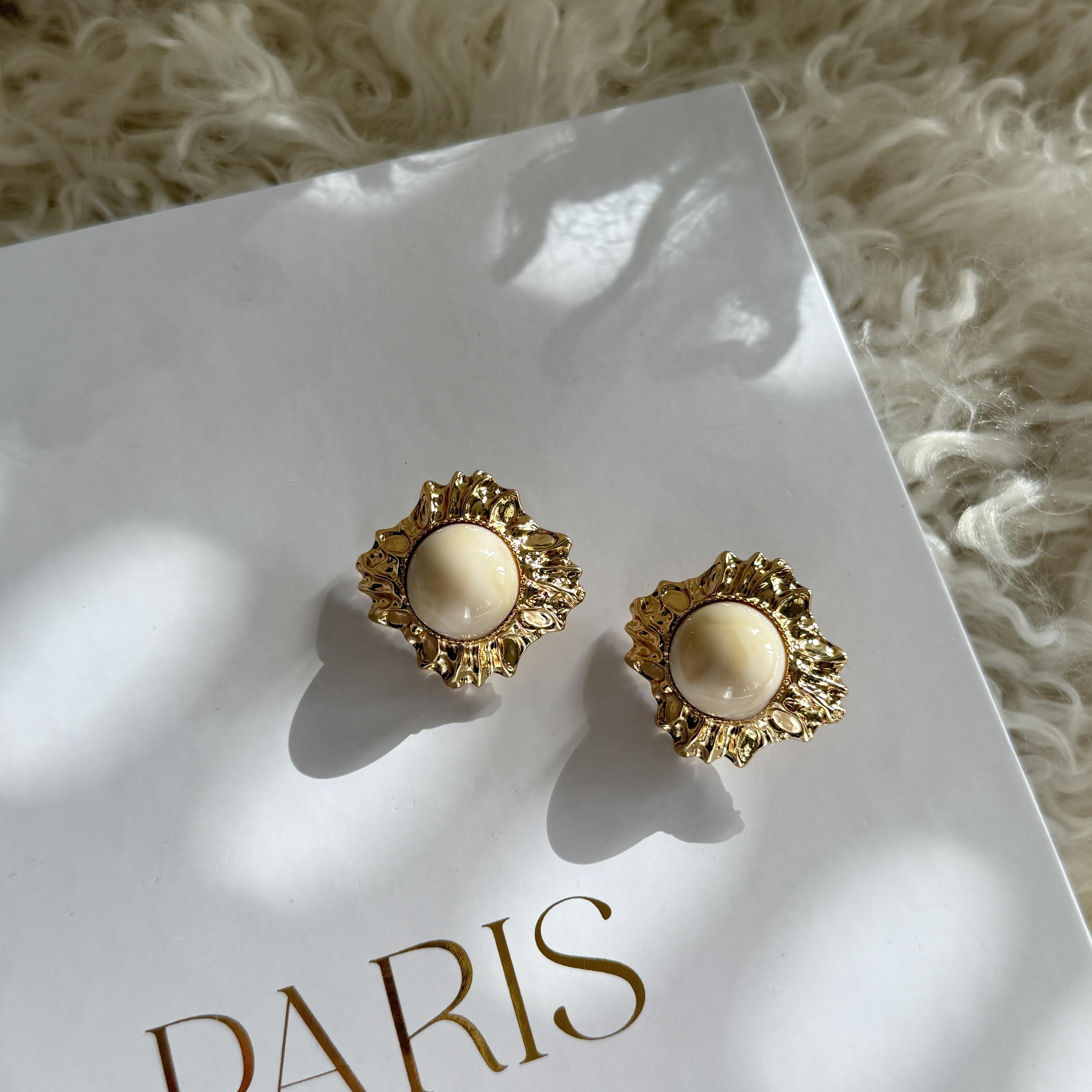 İşlemeli Krem Taşlı Vintage Küpe