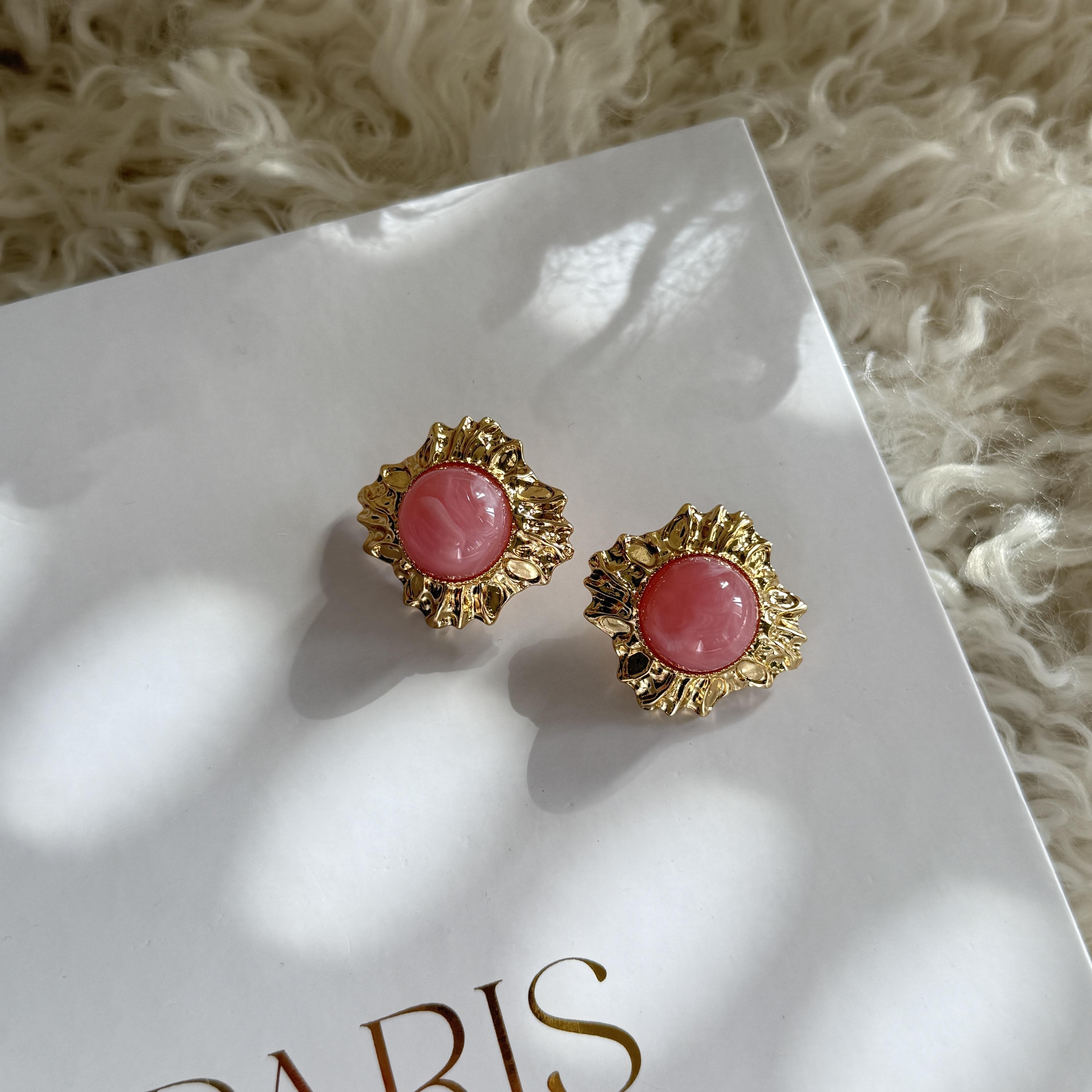 İşlemeli Pembe Taşlı Vintage Küpe