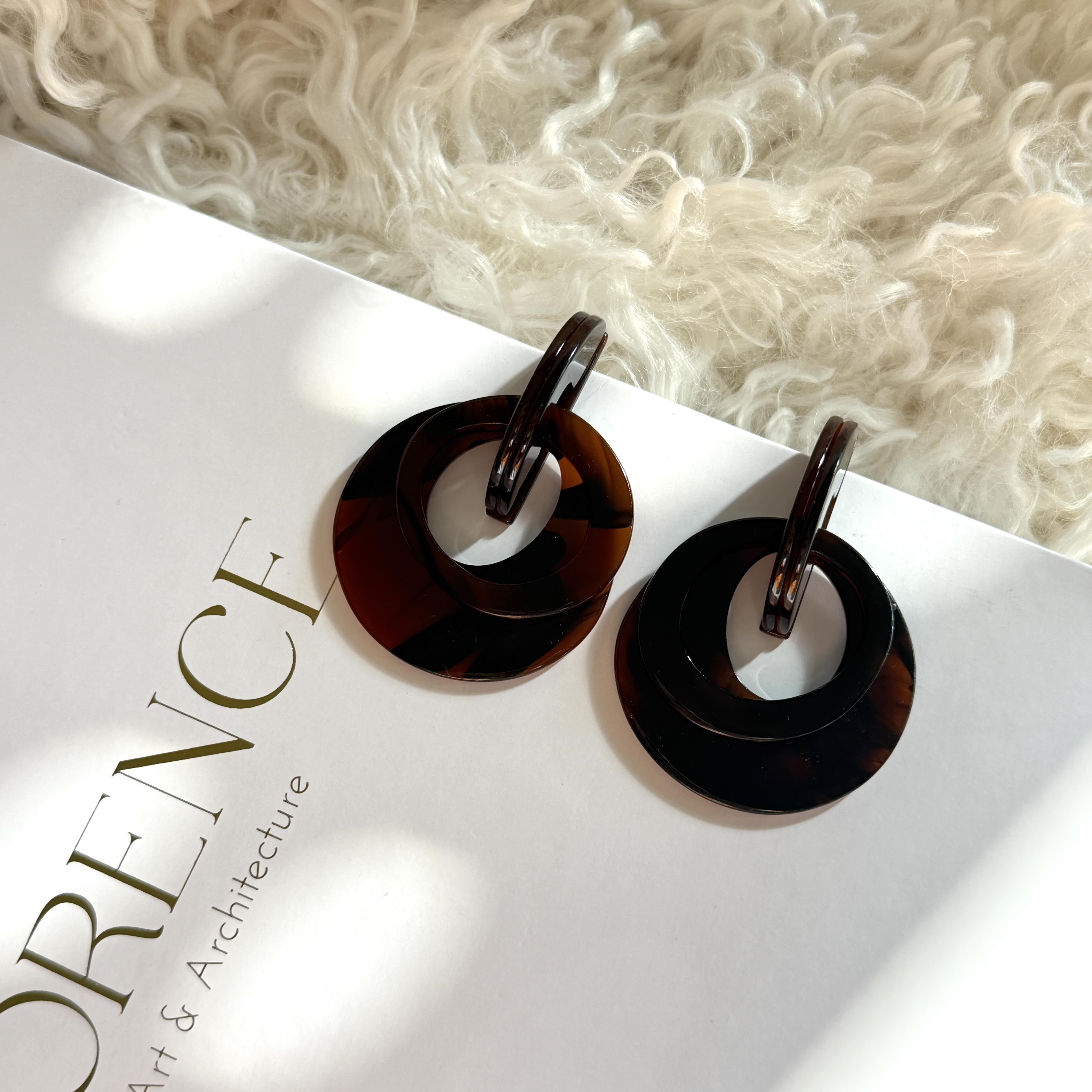 Kahve Halkalı Akrilik Küpe