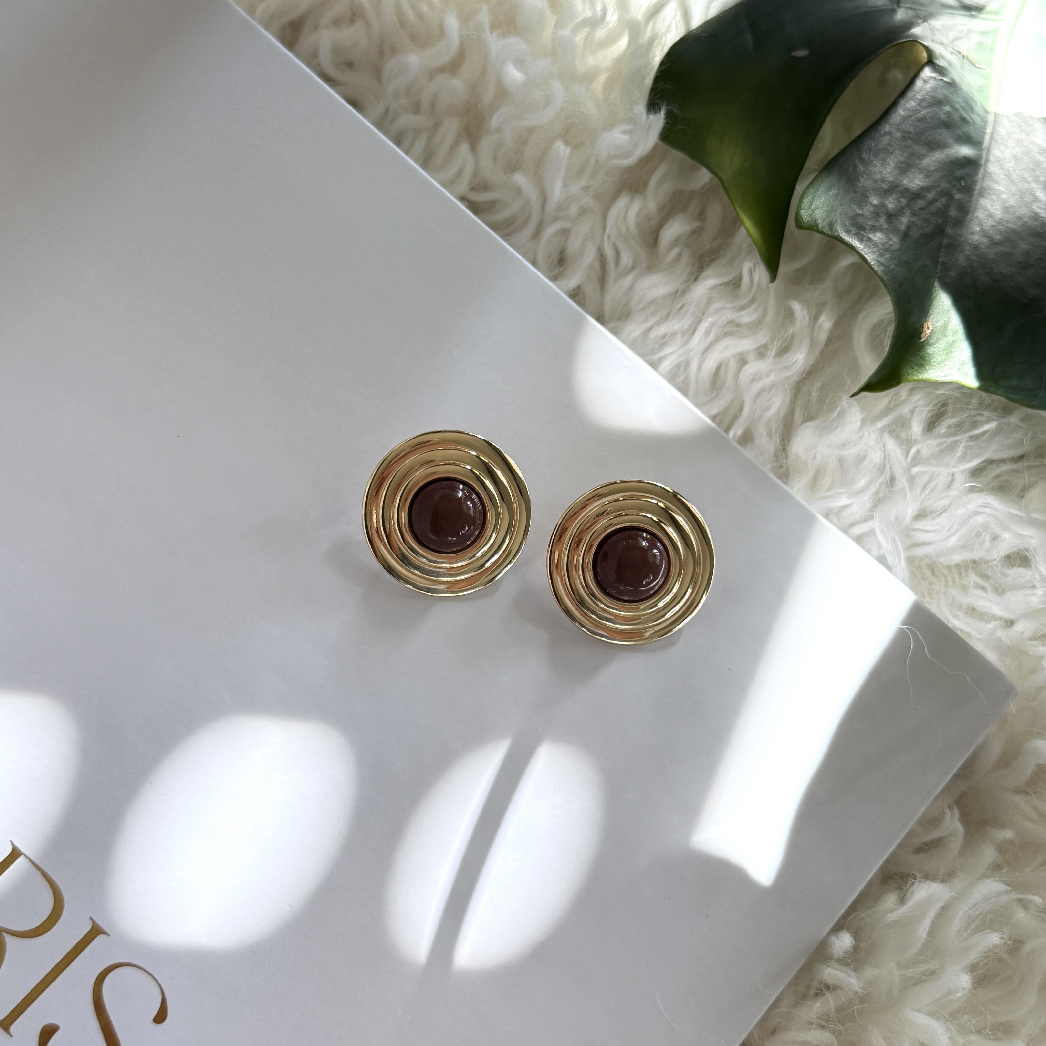 Kahverengi Mineli Bombeli Yuvarlak Küpe