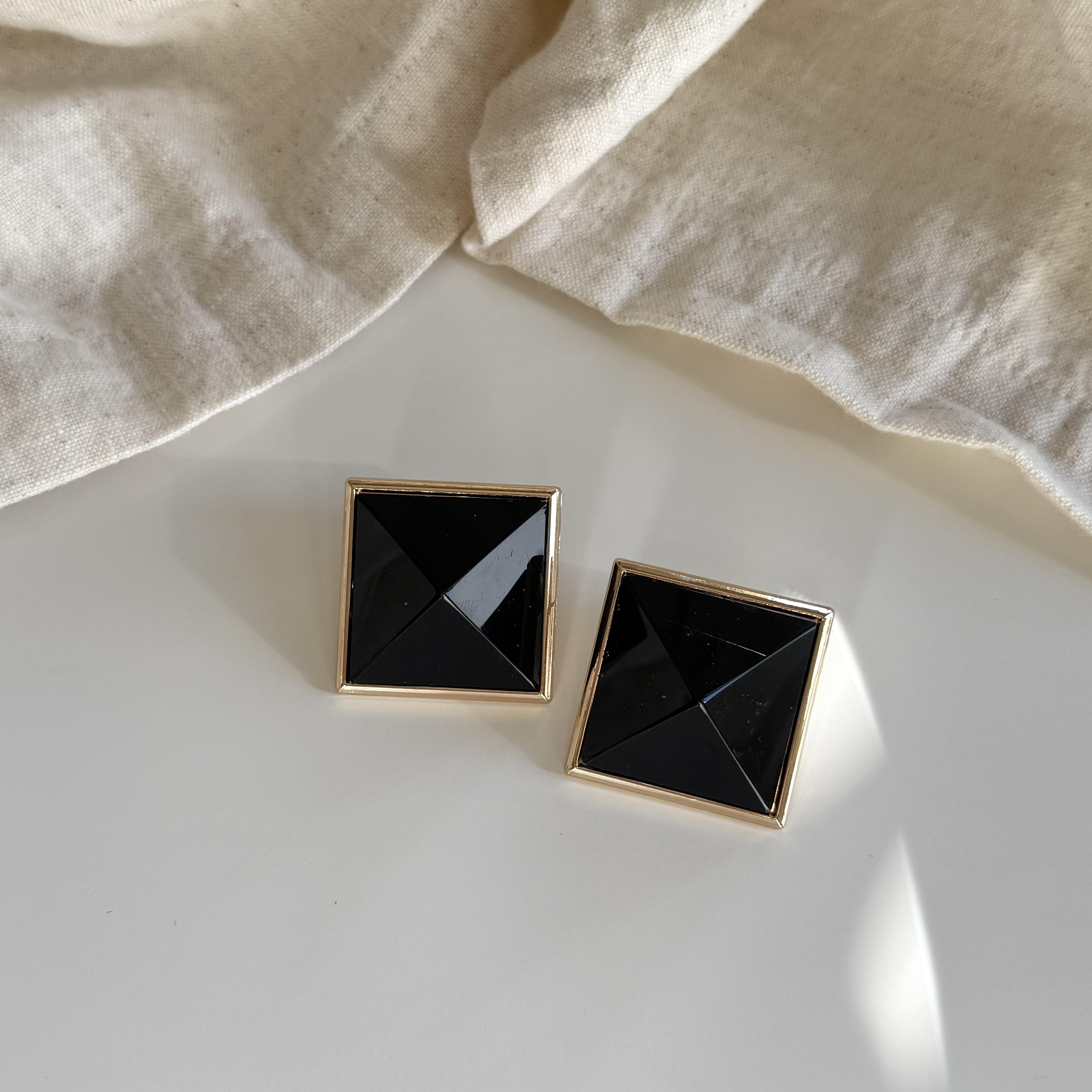 Kare Siyah Mineli Küpe