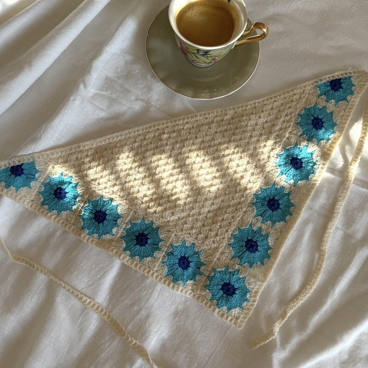 Kenarı Mavi Çiçekli Örgü Üçgen Bandana