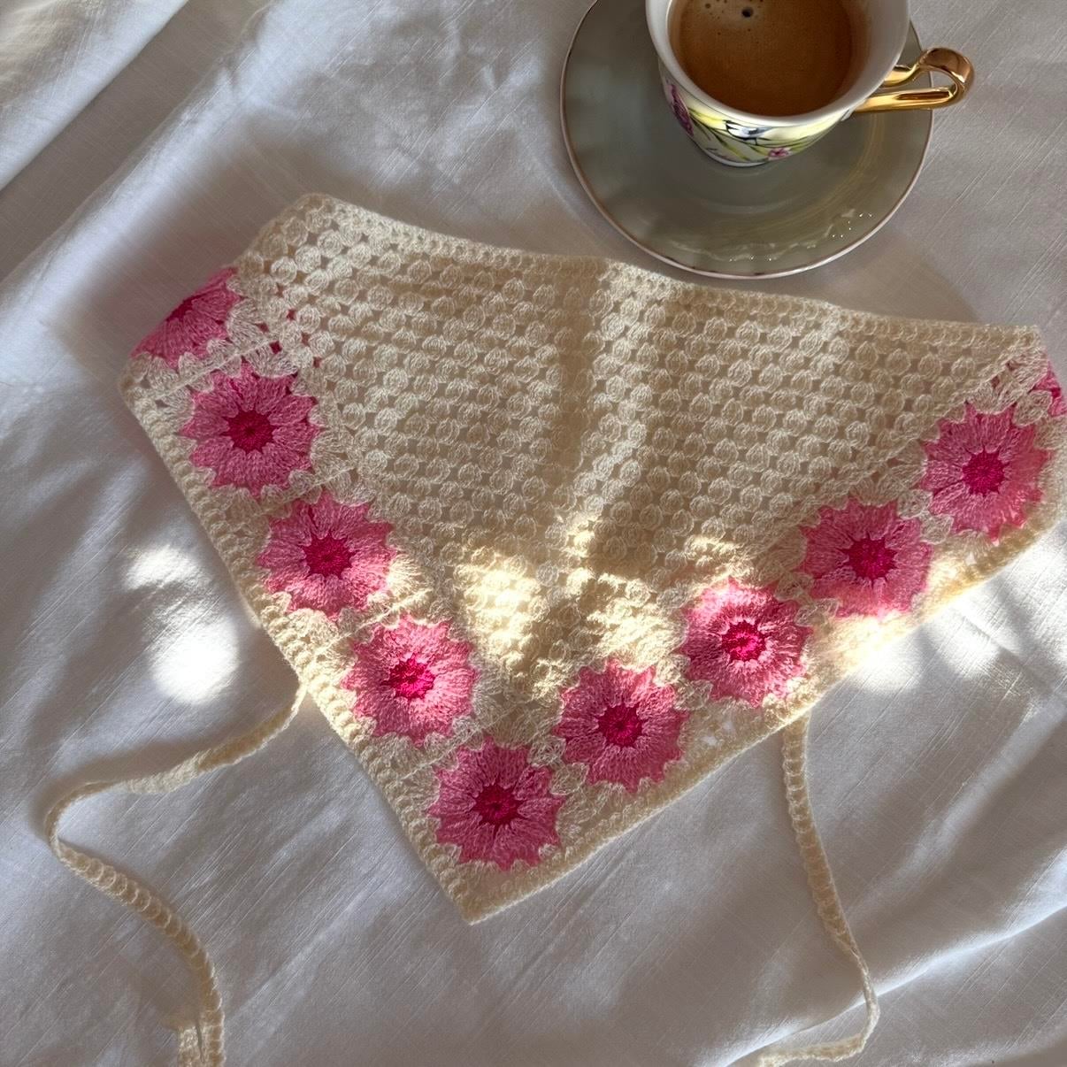 Kenarı Pembe Çiçekli Örgü Üçgen Bandana