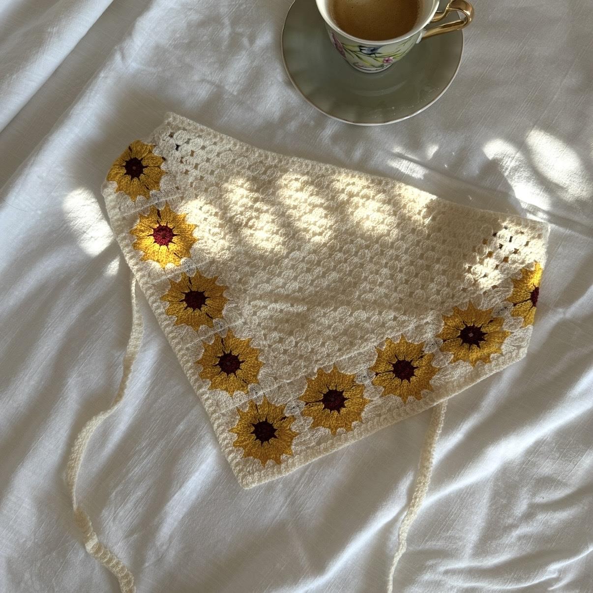 Kenarı Sarı Çiçekli Örgü Üçgen Bandana
