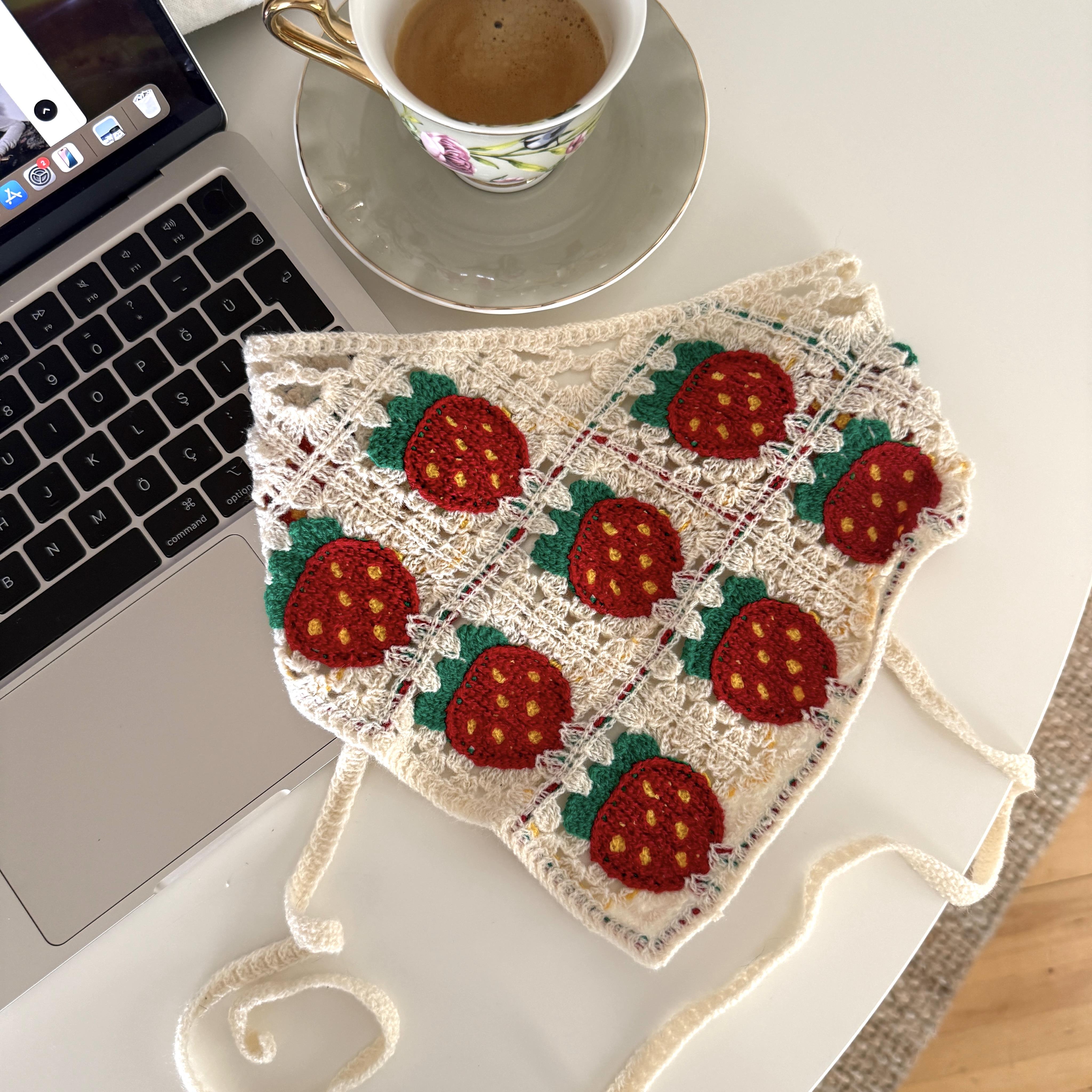 Kırmızı Çilekli Örgü Üçgen Bandana