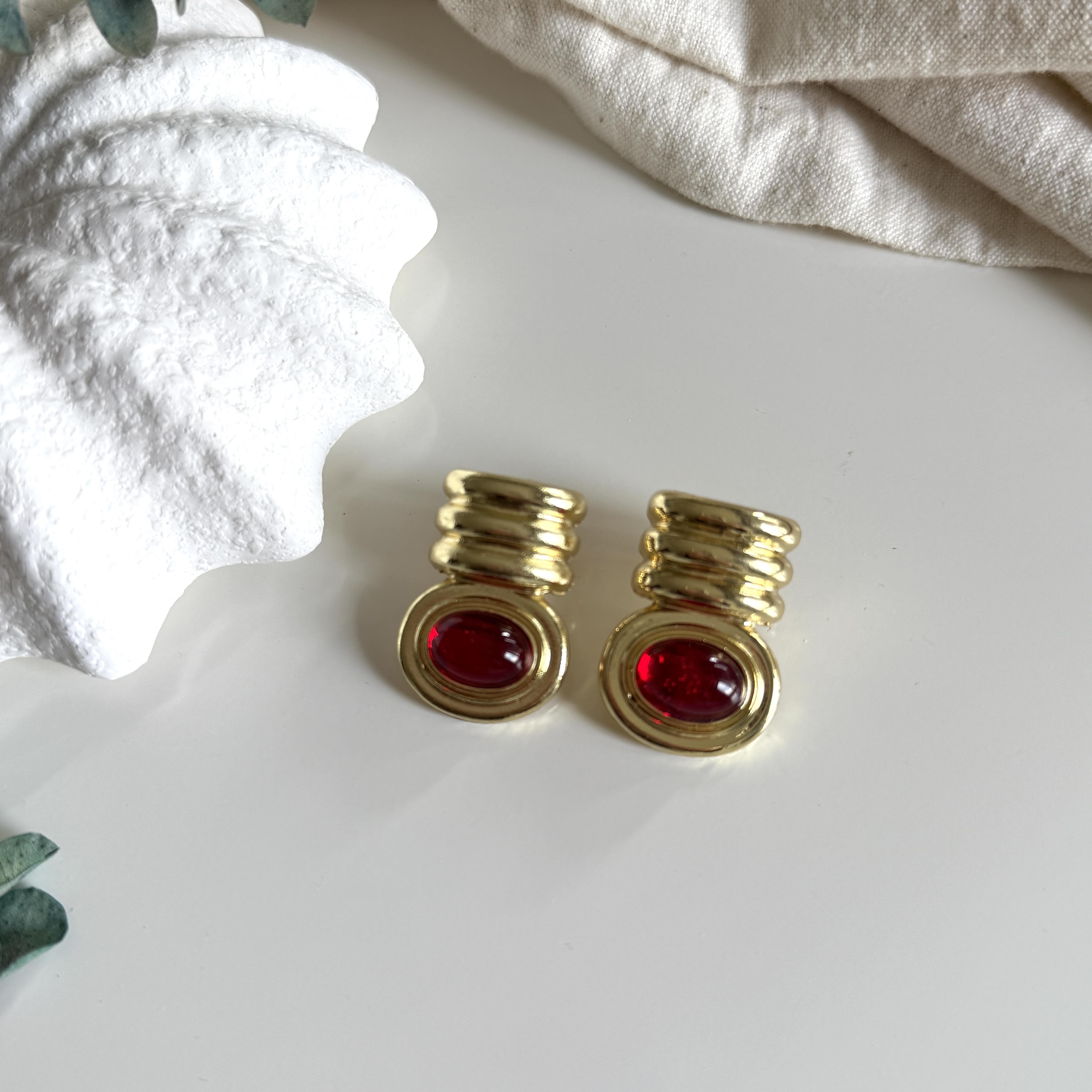 Kırmızı Oval Taşlı Gold Vintage Küpe