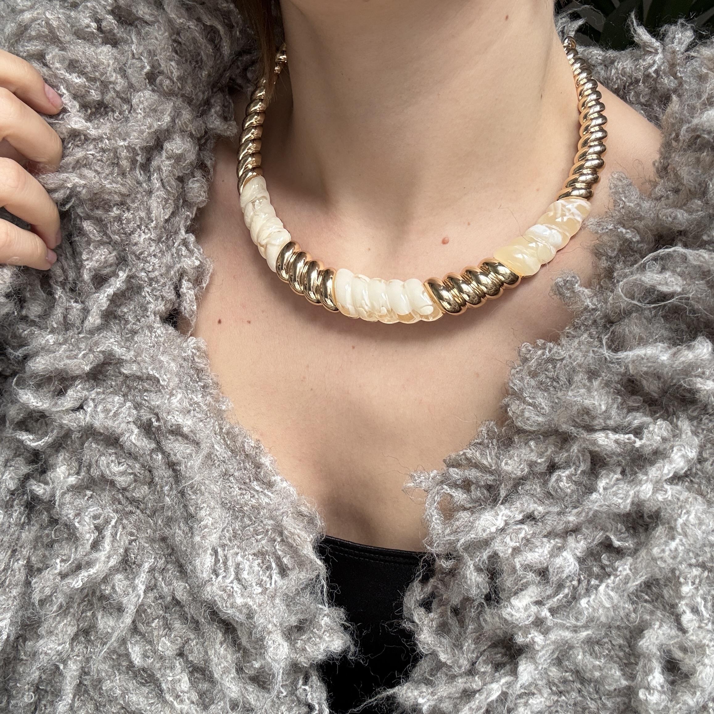Krem Burgu Choker Kolye