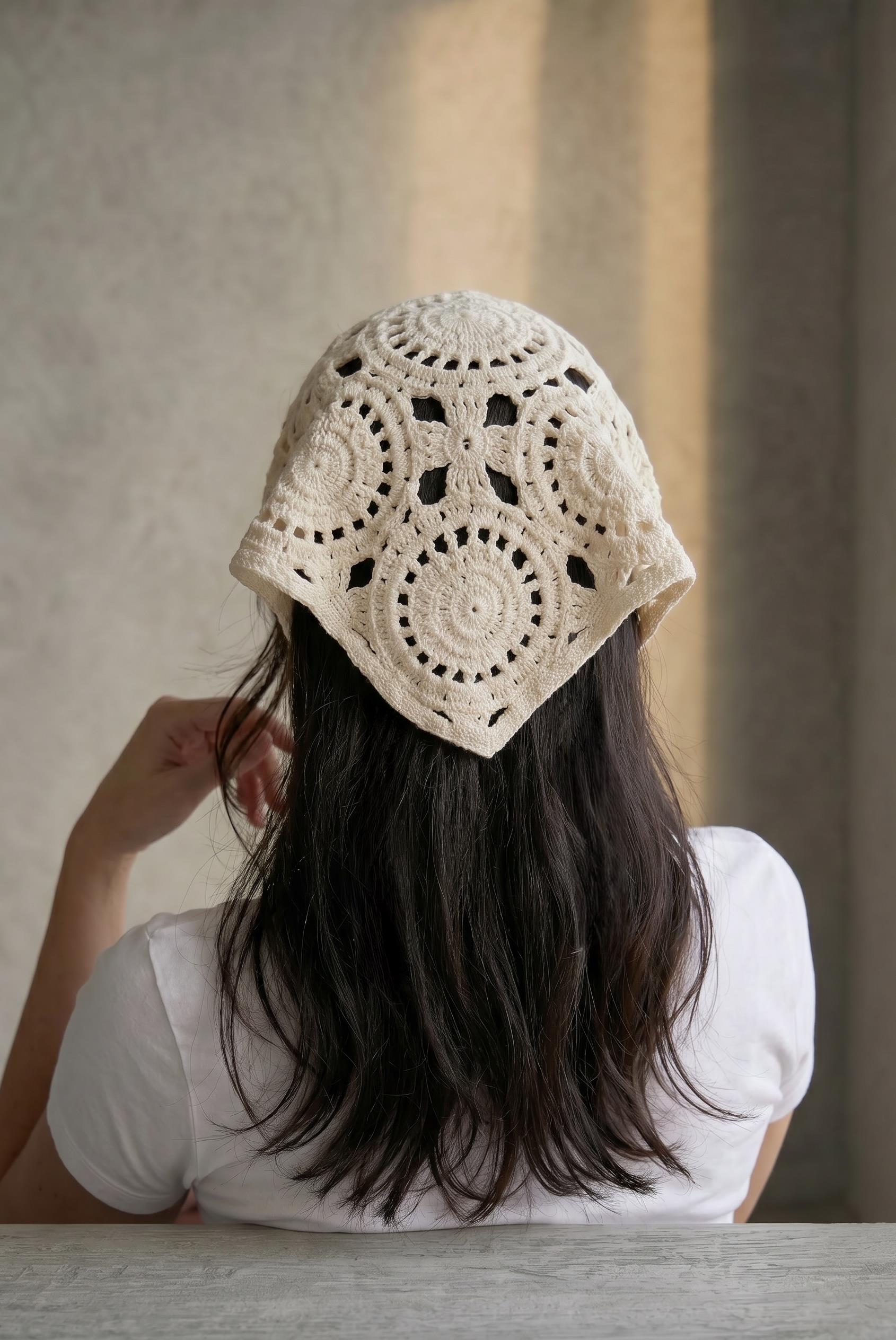 Krem Desenli Örgü Üçgen Bandana
