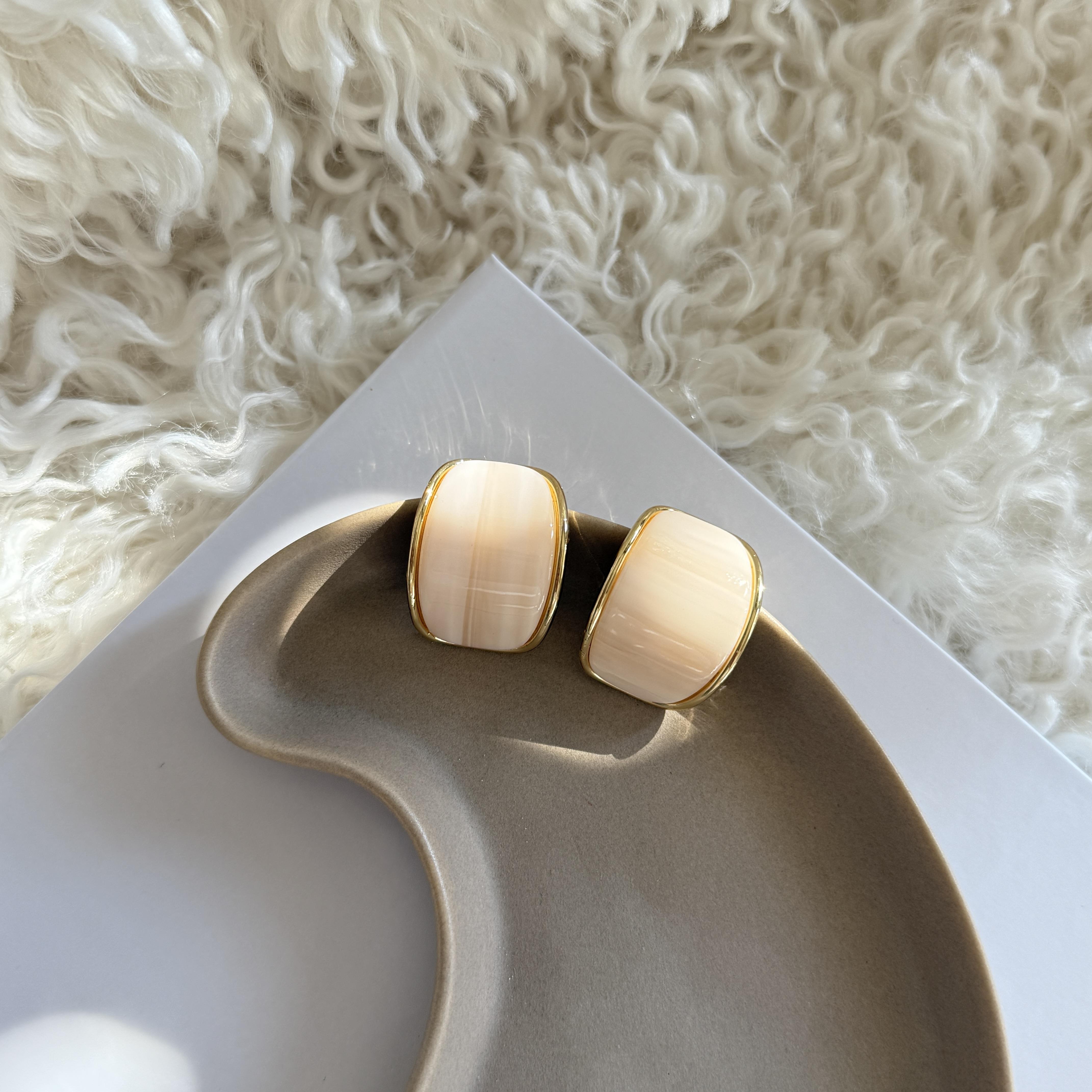 Krem Kemik Yarım Halka Küpe