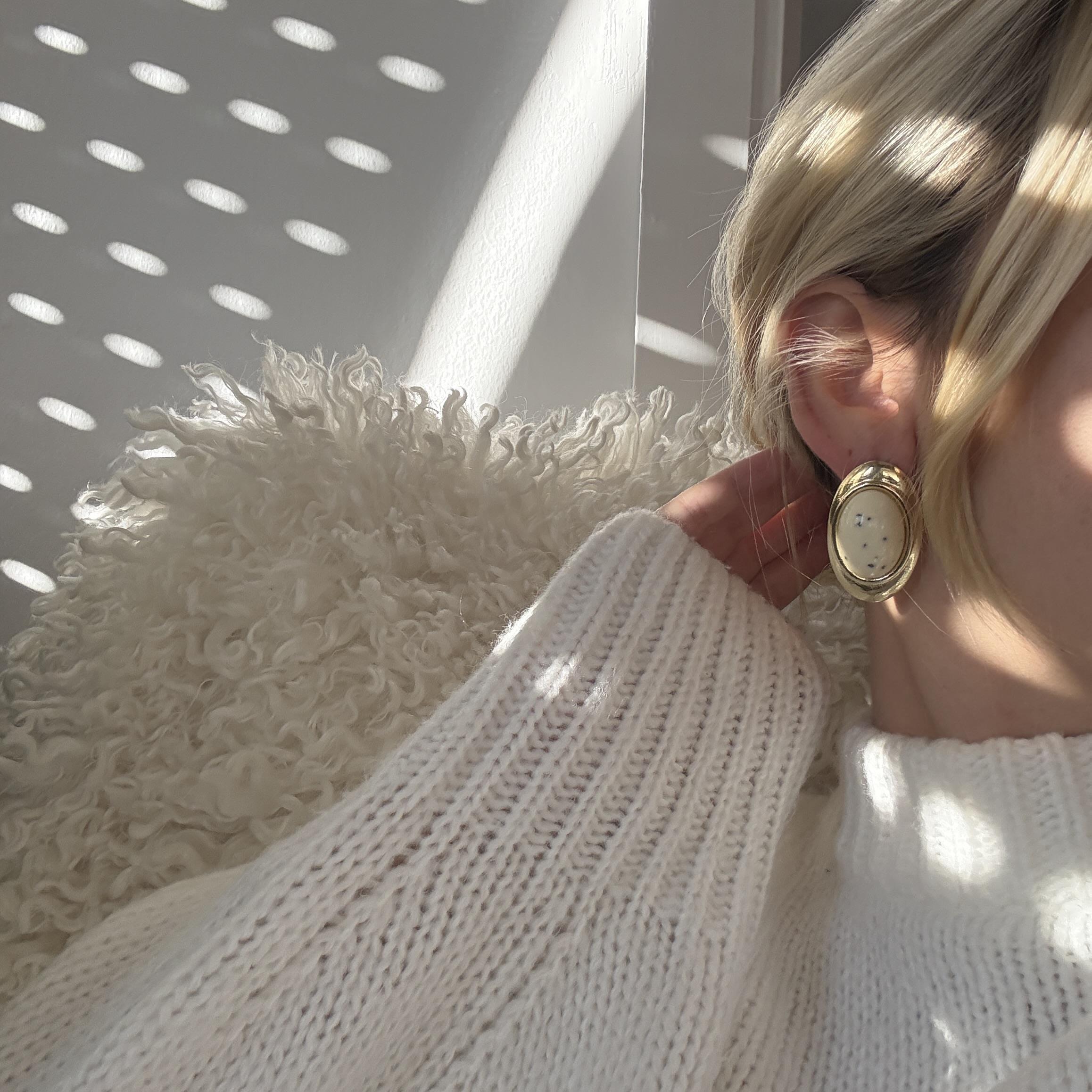 Krem Oval Taşlı Vintage Küpe