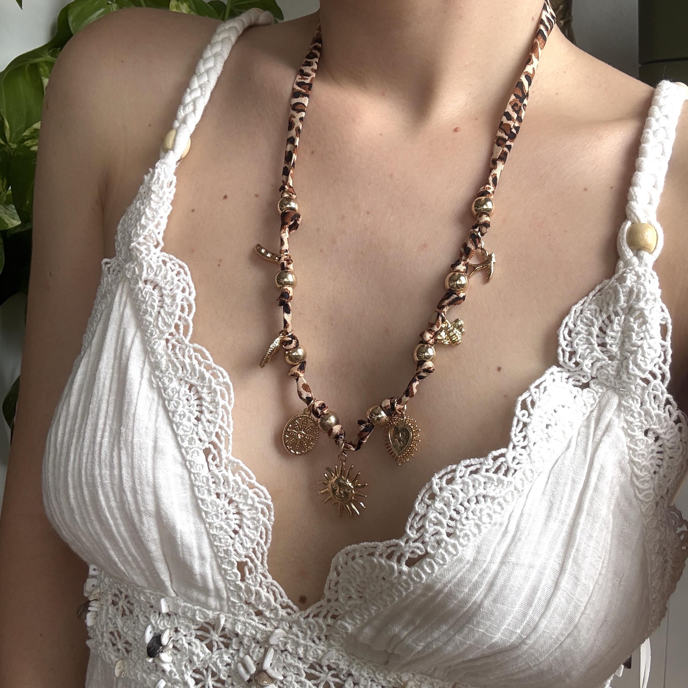 Leopar Fularlı Charm Kolye