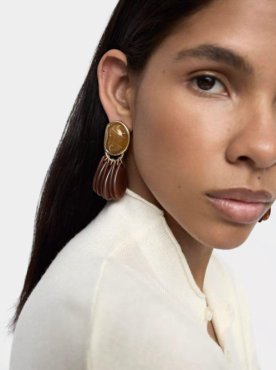 Marka Akrilik Sallantılı Küpe