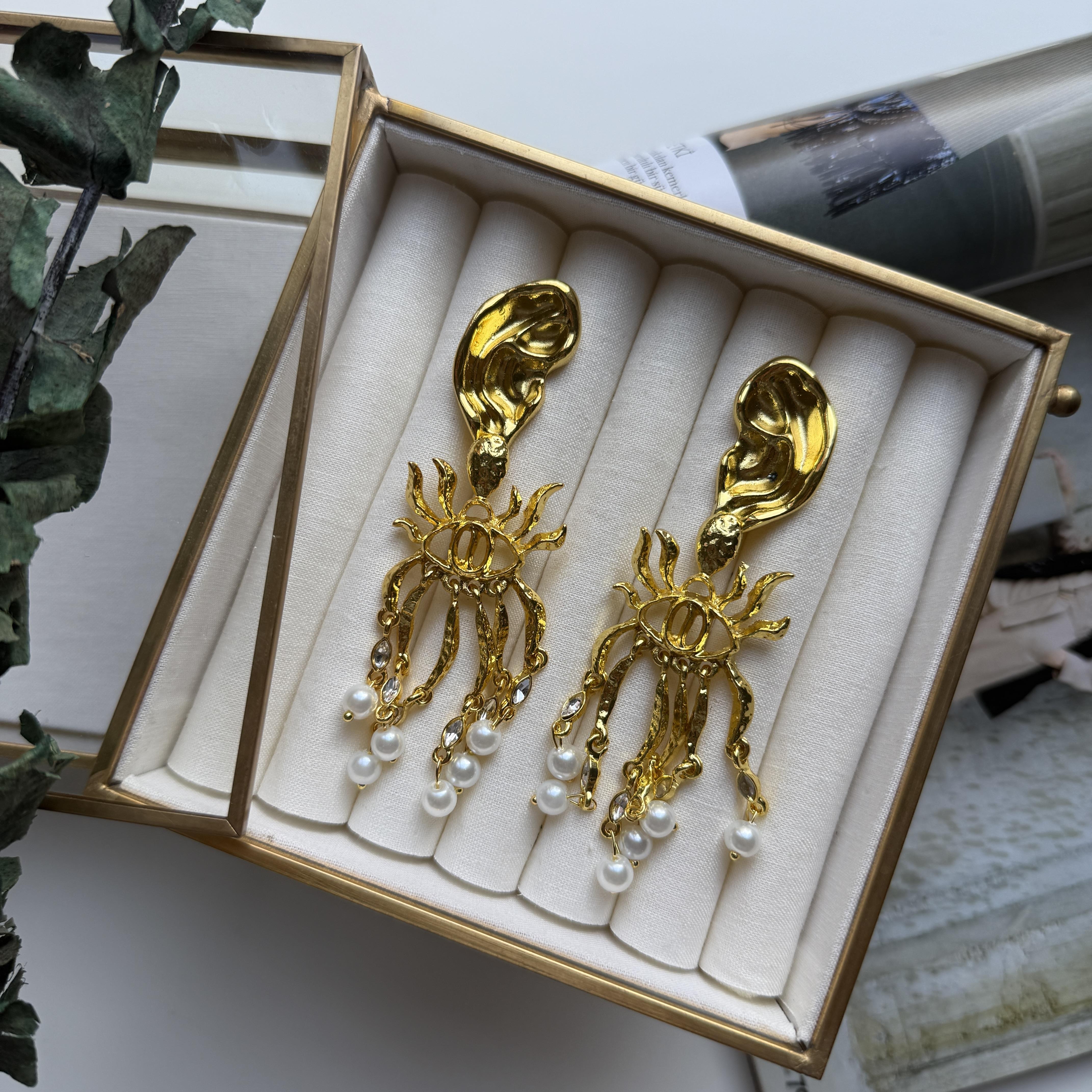 Marka Sallantılı Göz Küpe