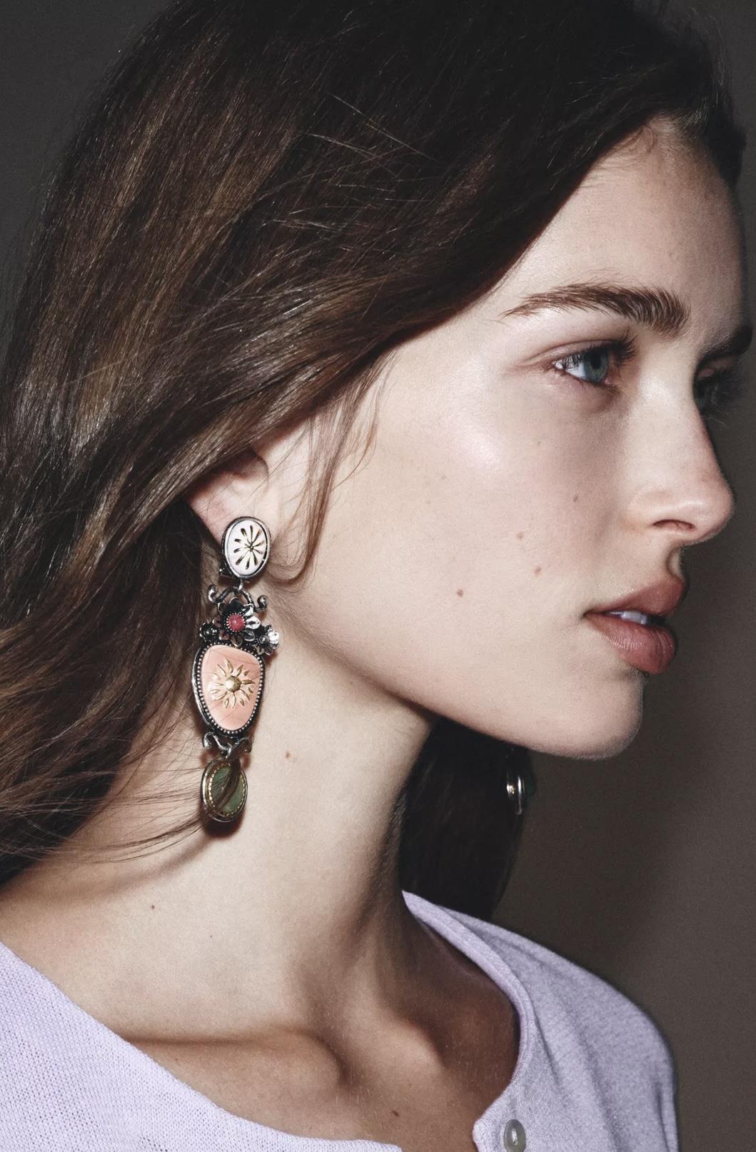 Marka Taşlı Çiçek Vintage Küpe