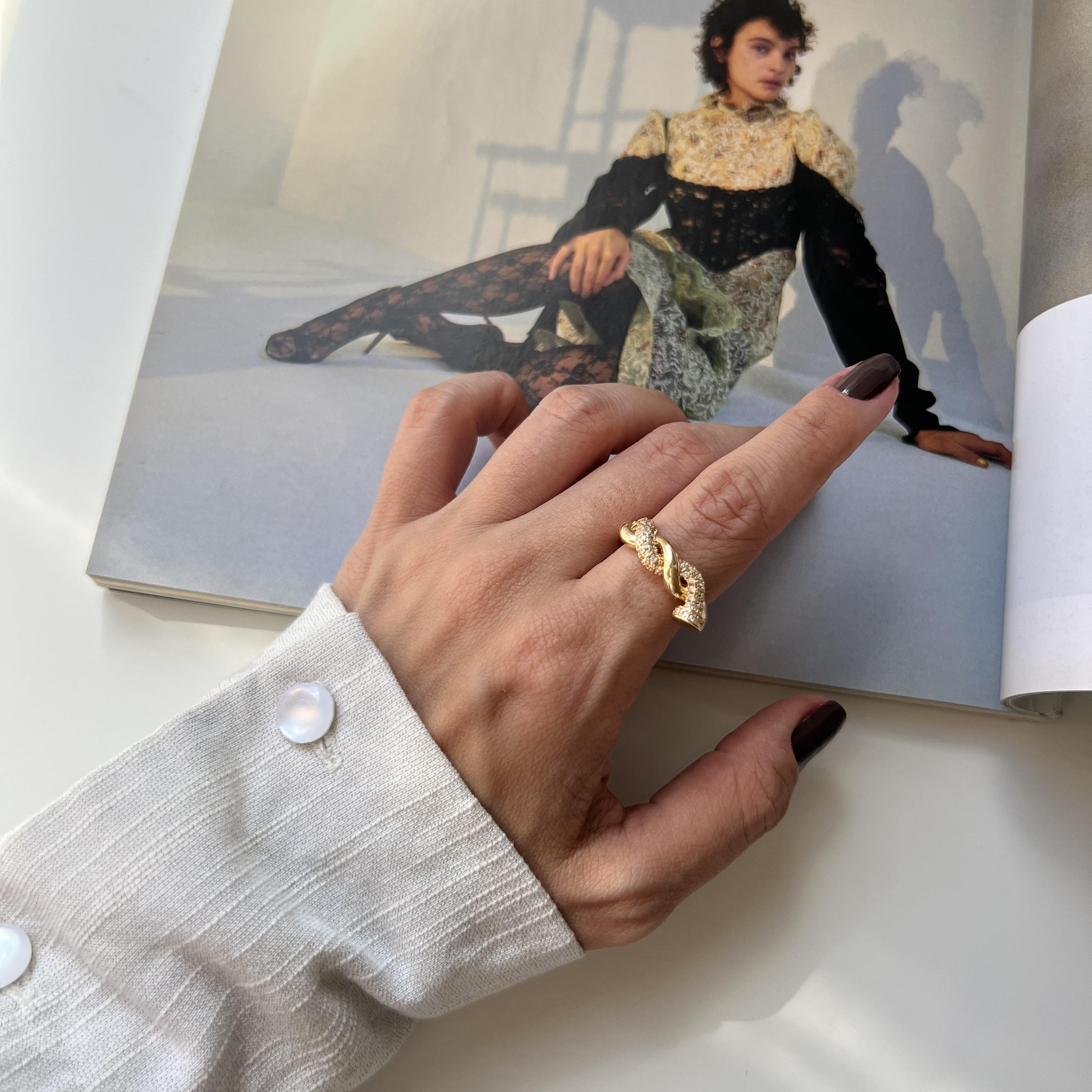 Marka Taşlı Düğüm Çivi Yüzük