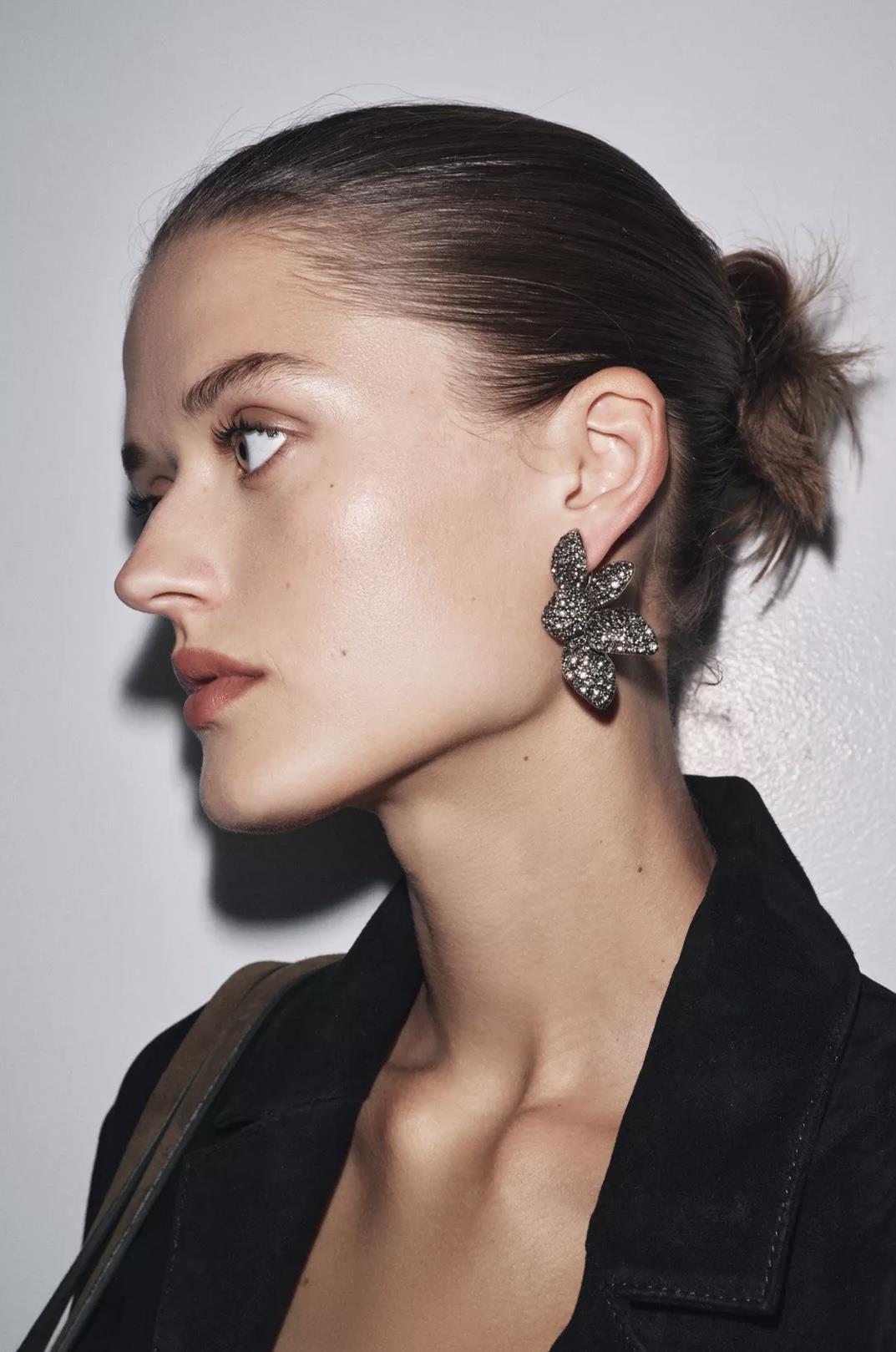 Marka Taşlı Yarım Çiçek Küpe