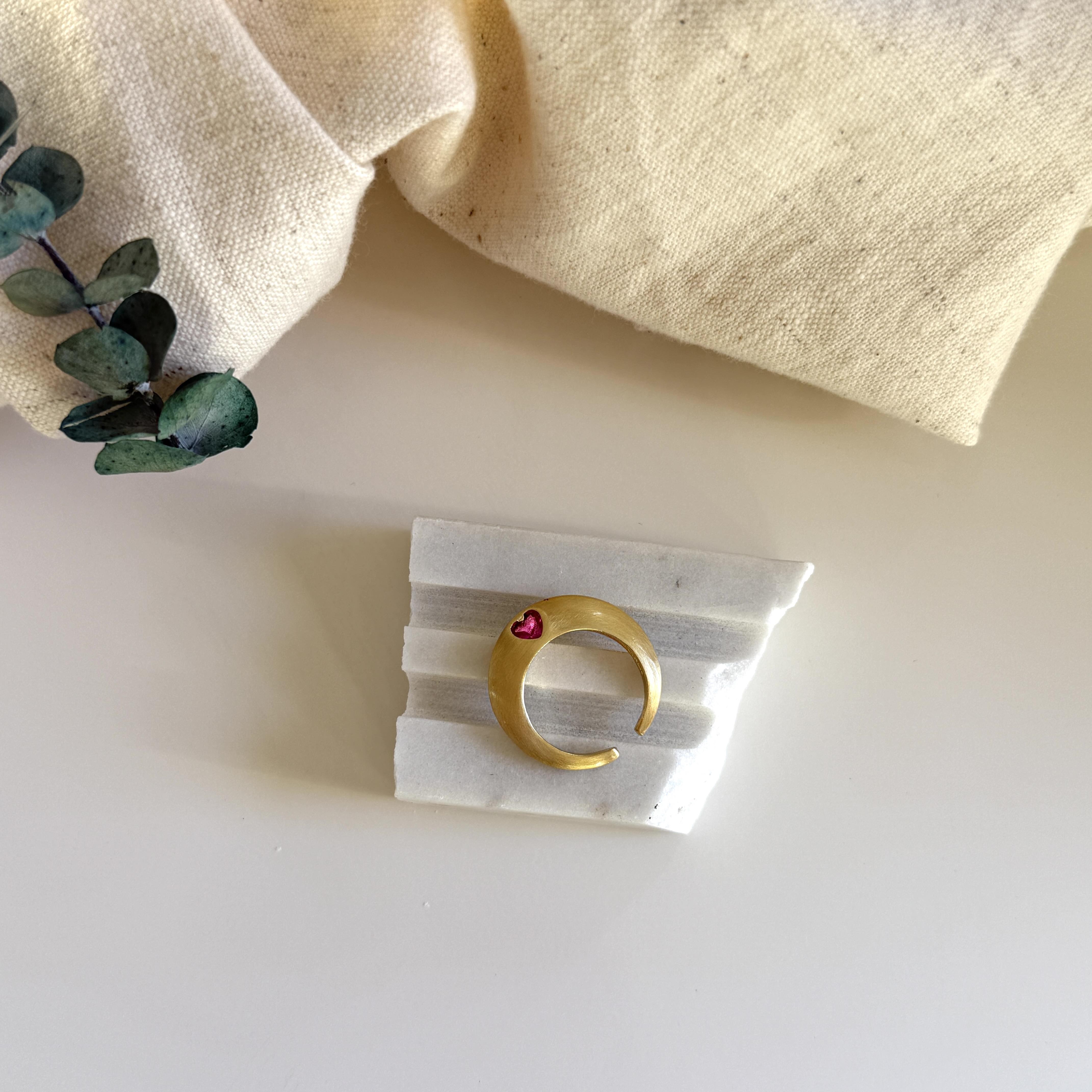 Mat Gold Pembe Taşlı Kalp Yüzük