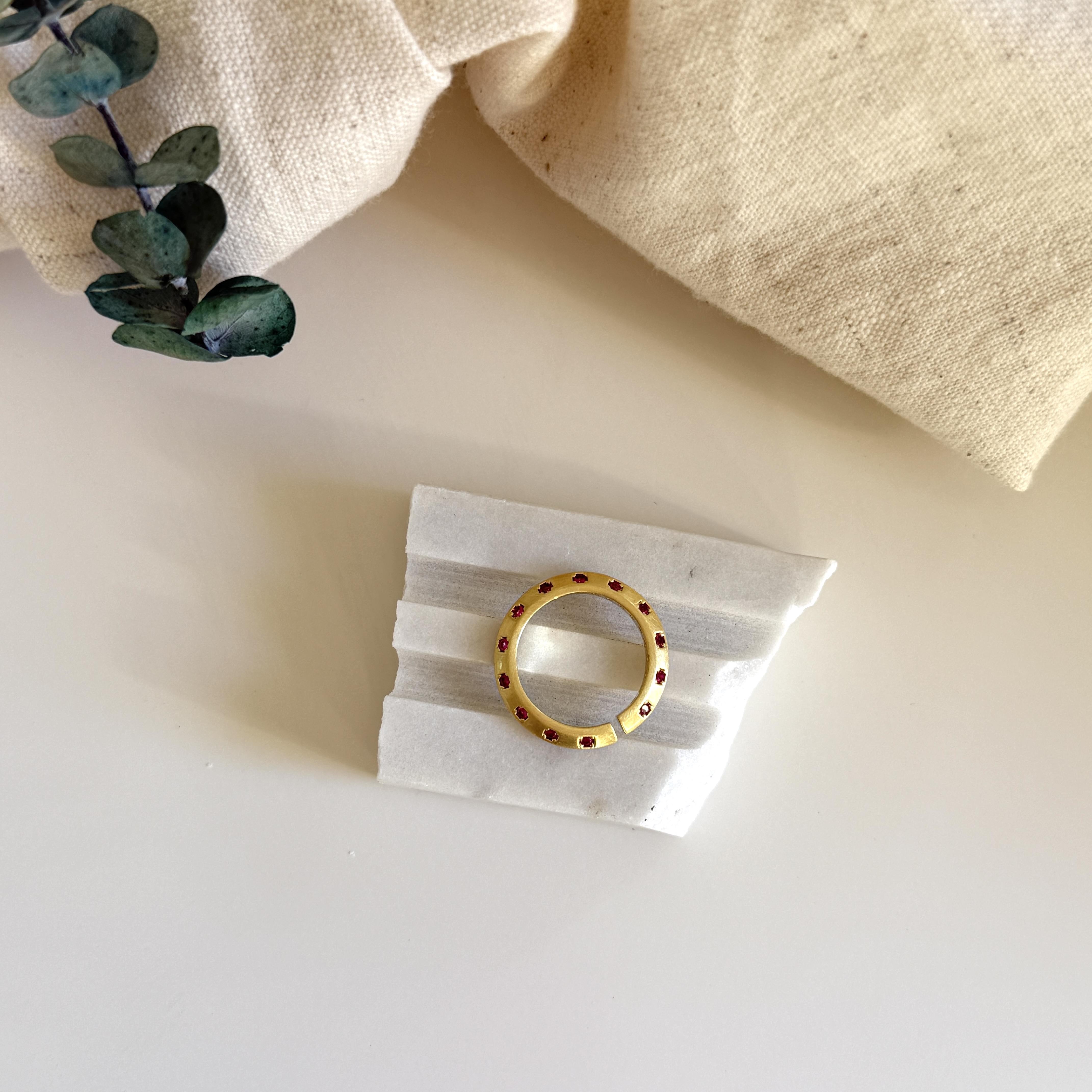 Mat Gold Pembe Taşlı Yüzük