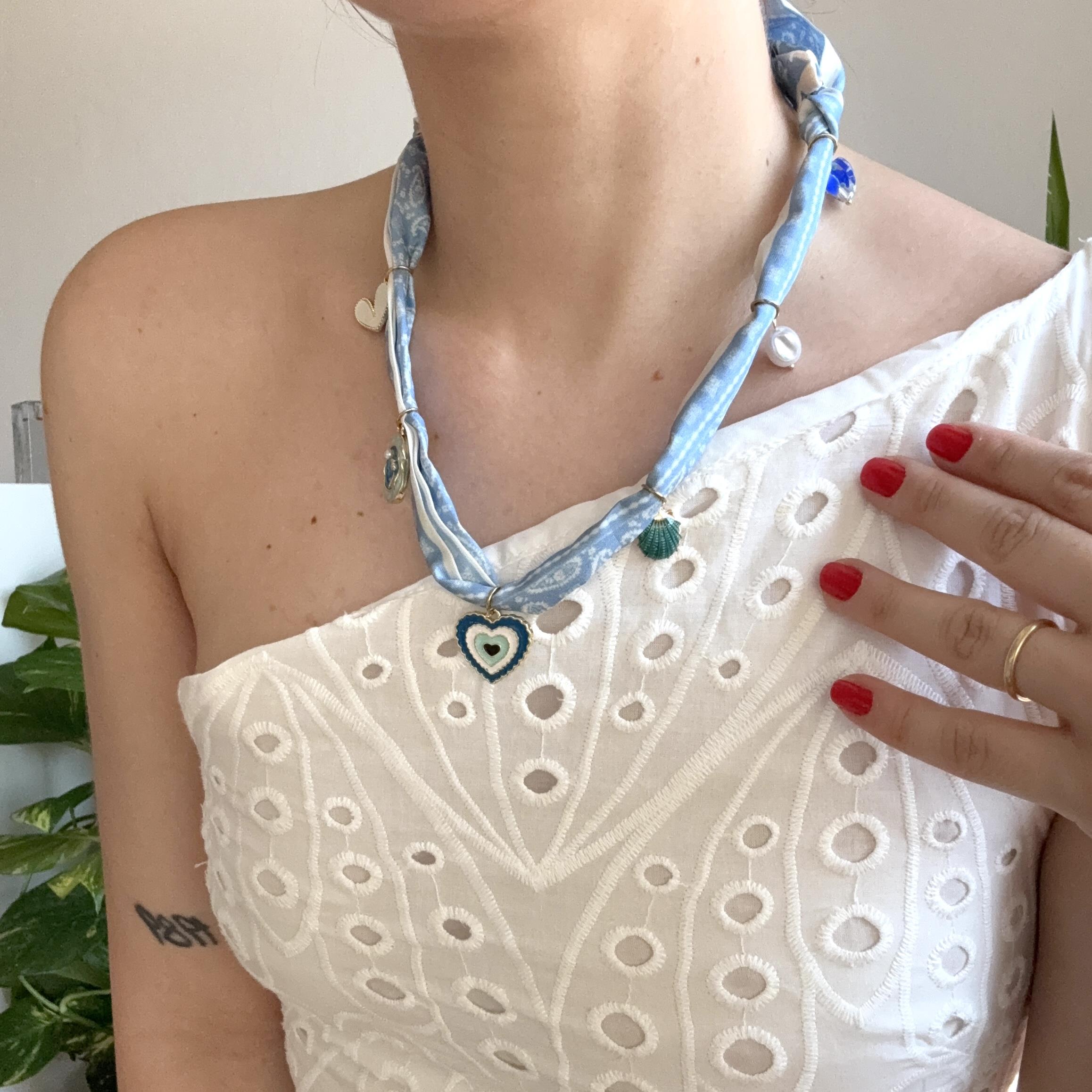 Mavi Fular Kalp Charmlı Kolye