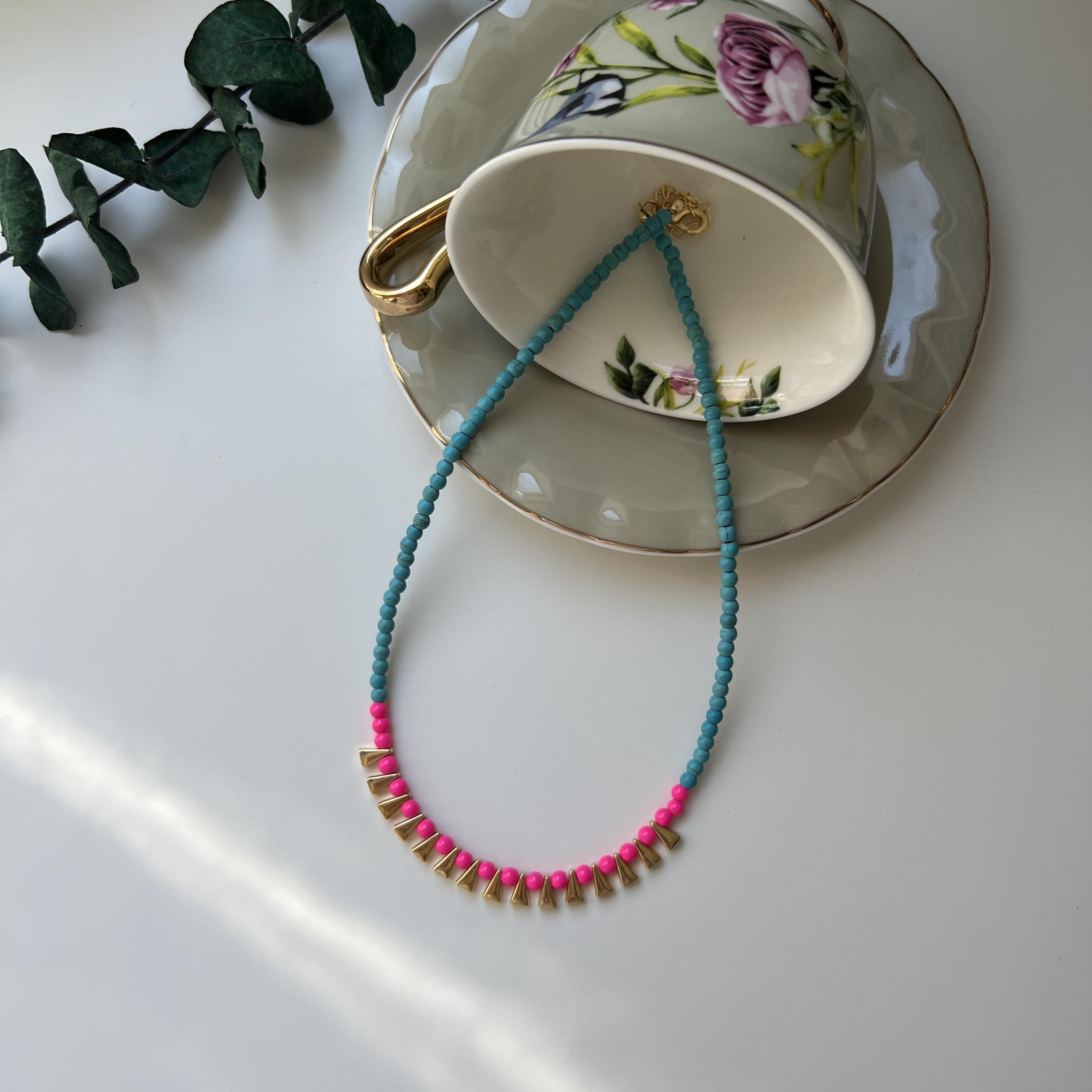 Neon Pembe Boncuklu Kolye