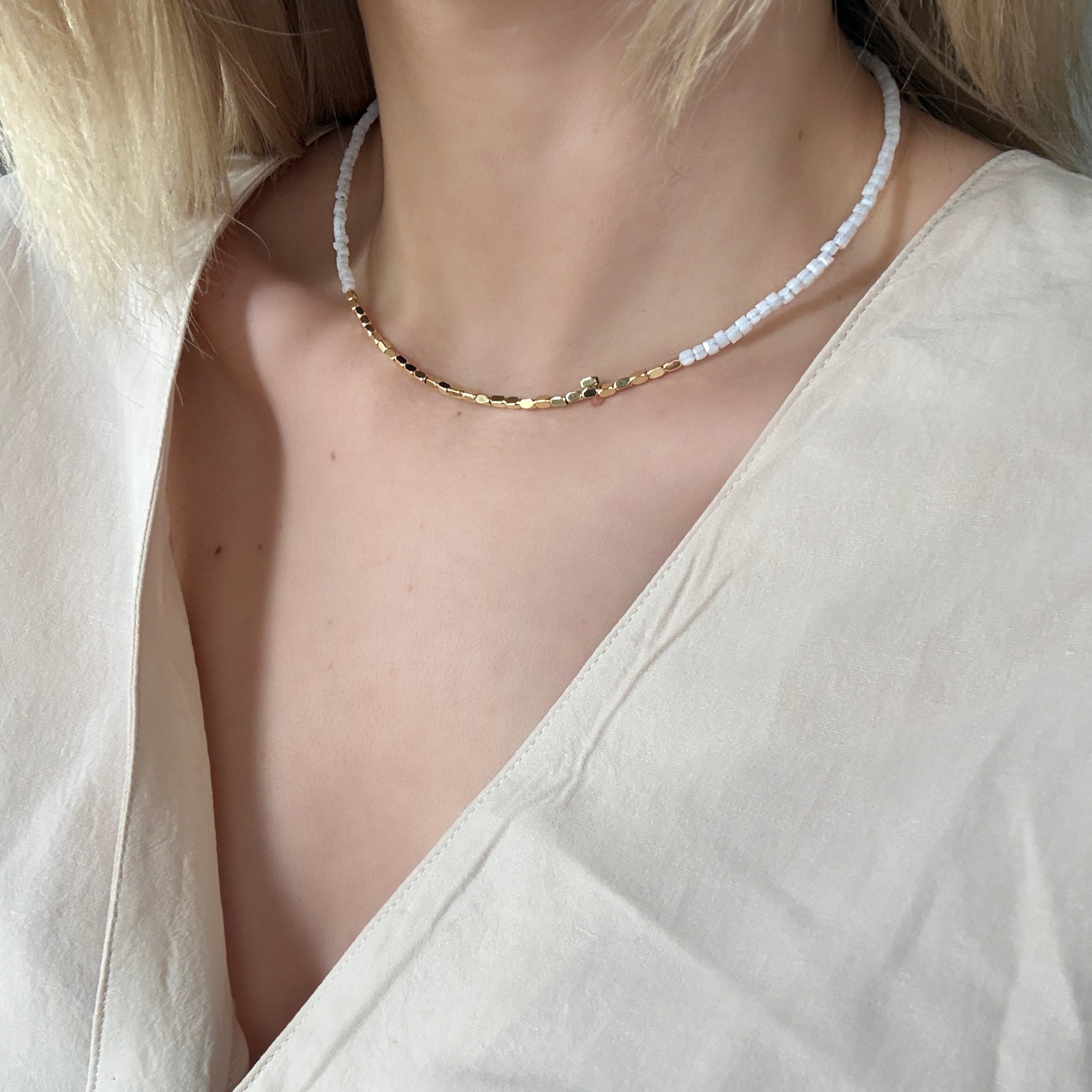 Ortası Gold Beyaz Boncuklu Kolye