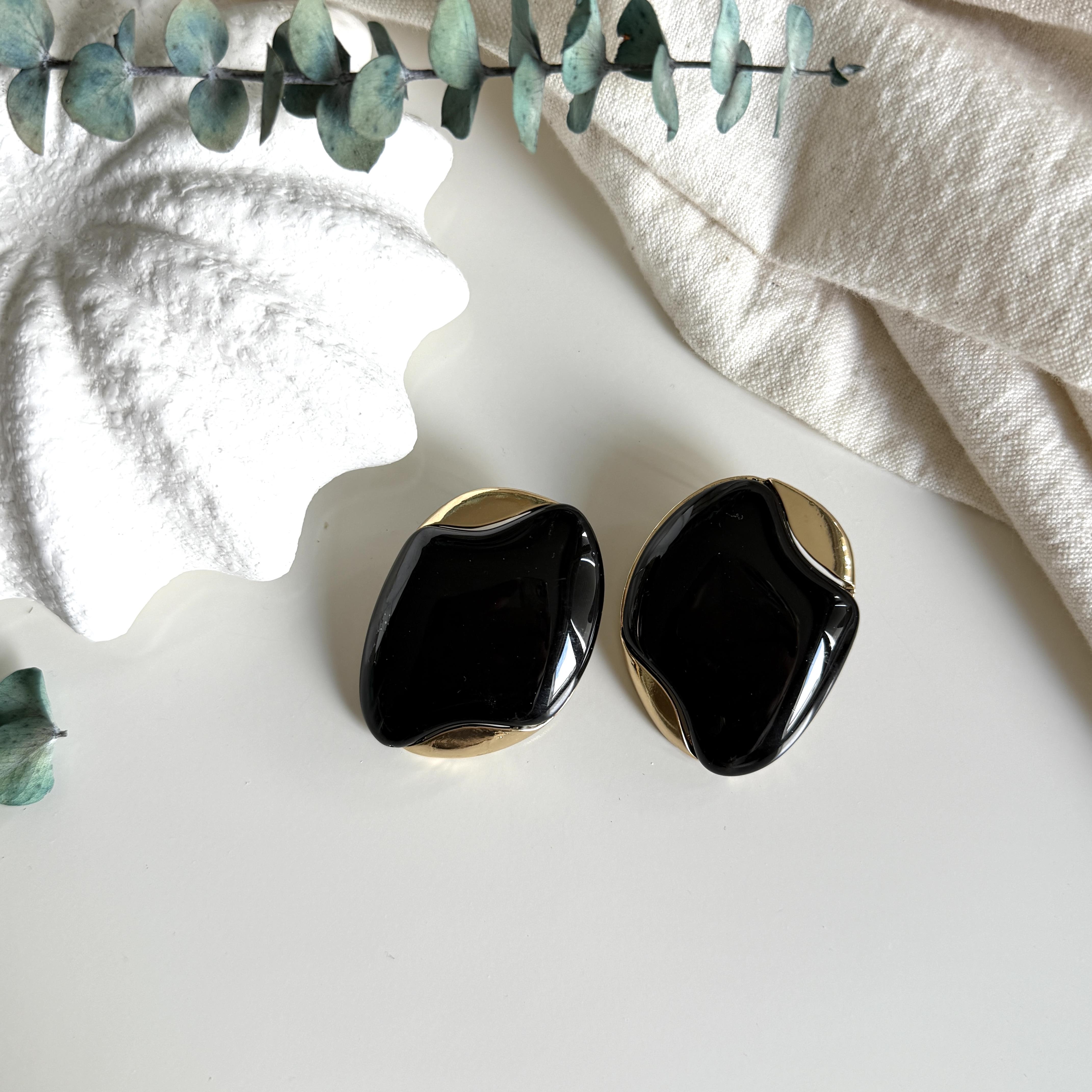 Oval Siyah Gold Detaylı Küpe