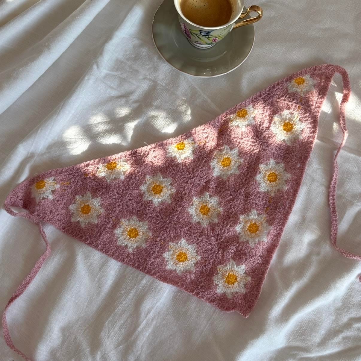 Pembe Çiçekli Örgü Üçgen Bandana