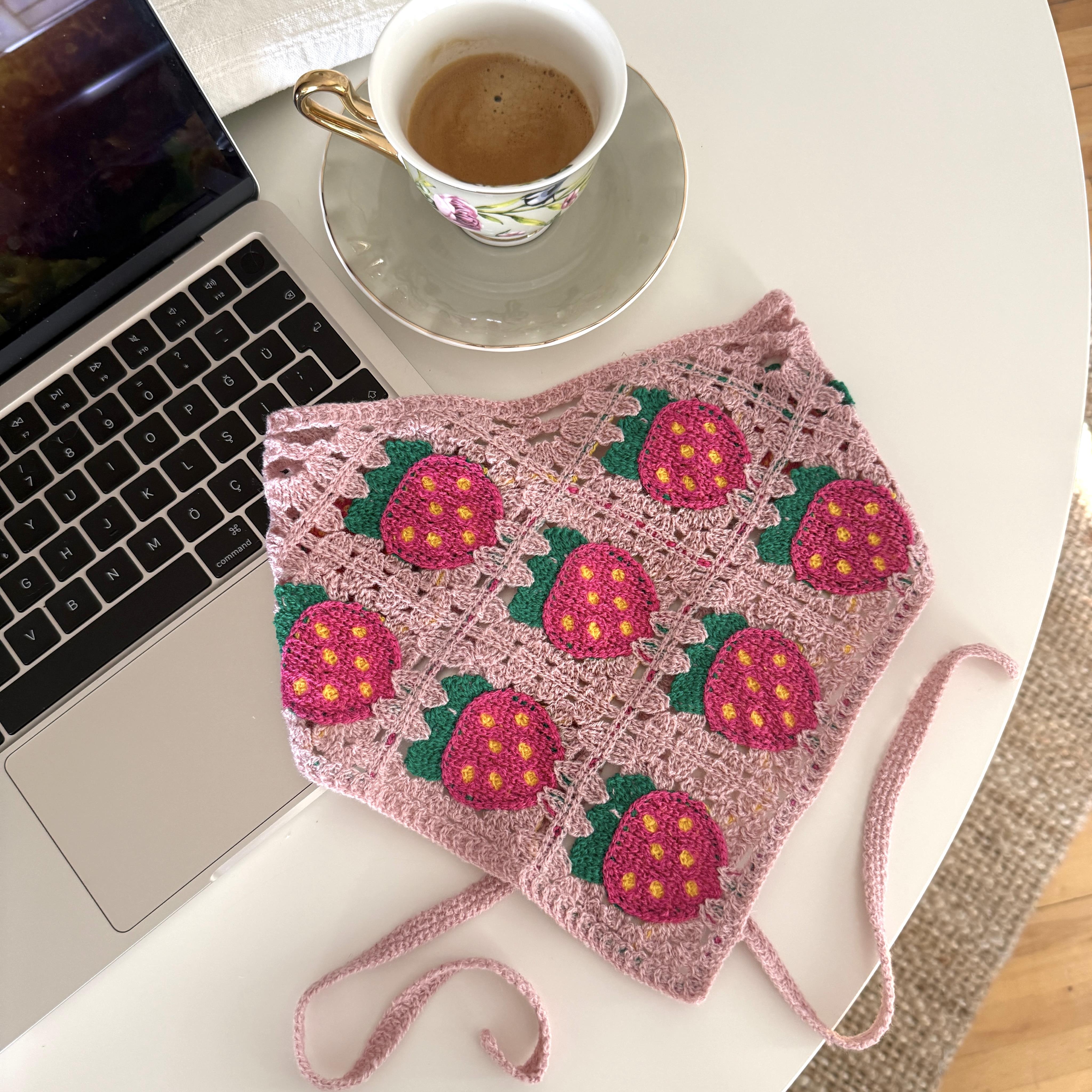 Pembe Çilekli Örgü Üçgen Bandana