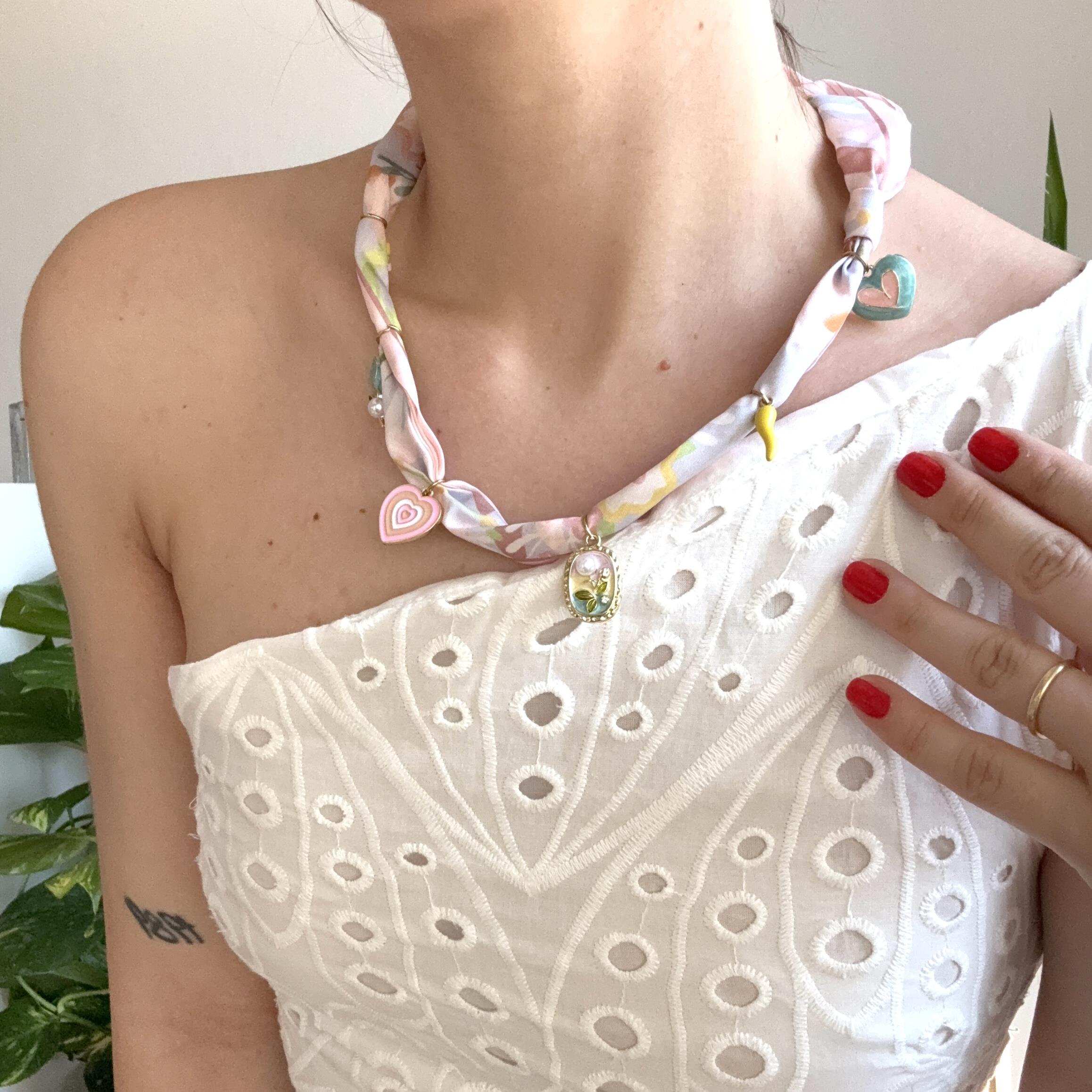 Pembe Fular Seramik Charmlı Kolye