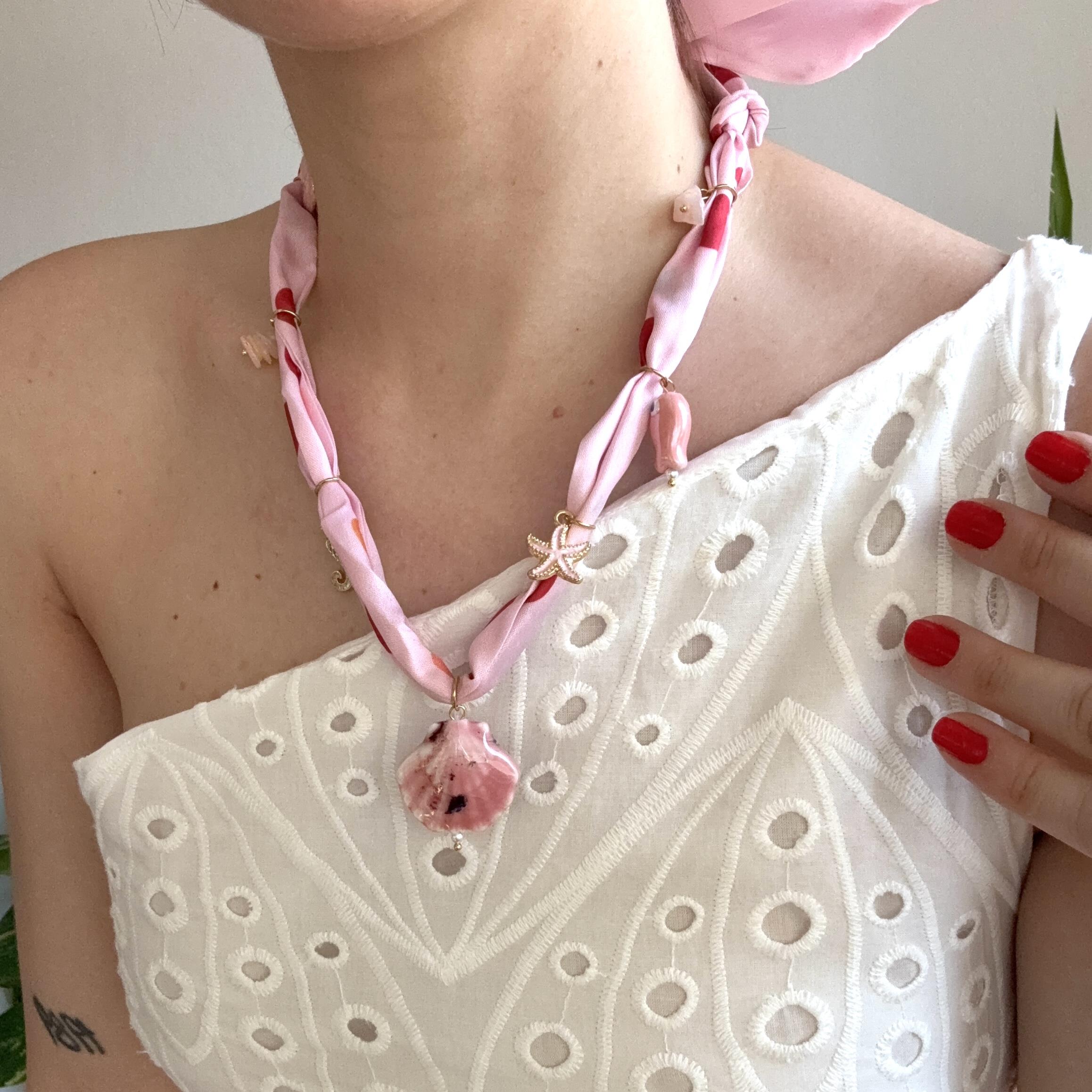 Pembe Fular Seramik İstiridye Charmlı Kolye