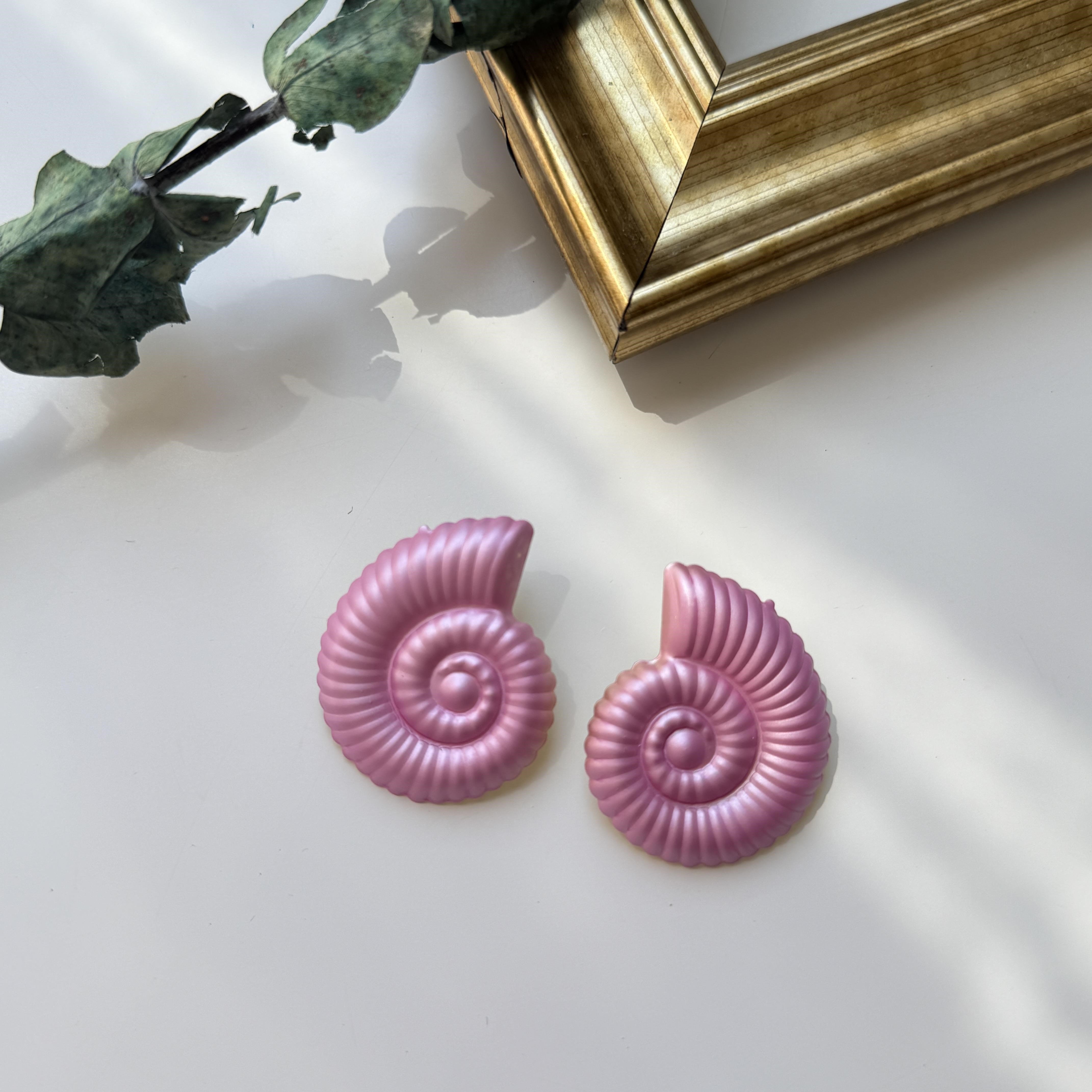 Pembe Metalik Görünümlü Salyangoz Küpe