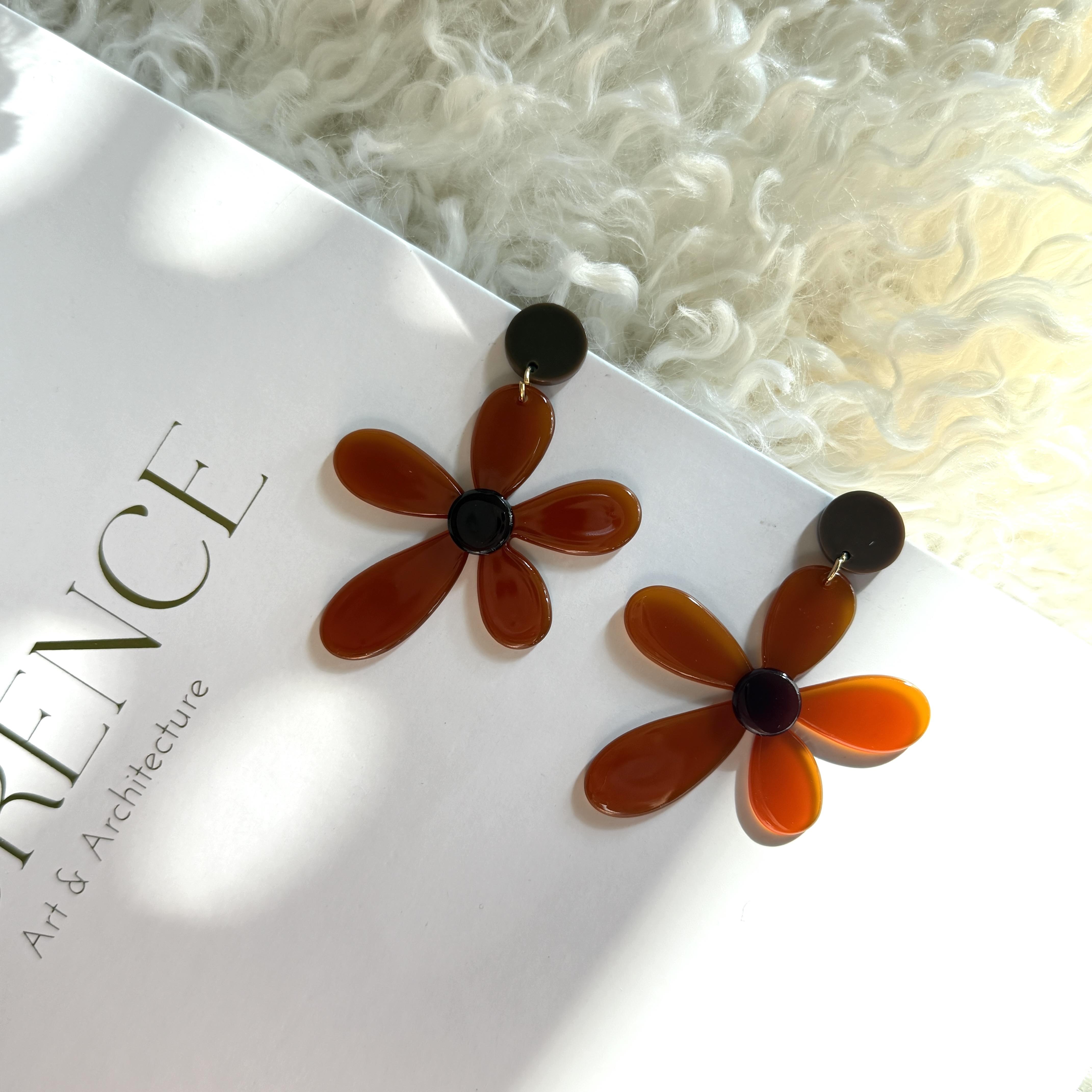 Sallantılı Akrilik Çiçek Küpe