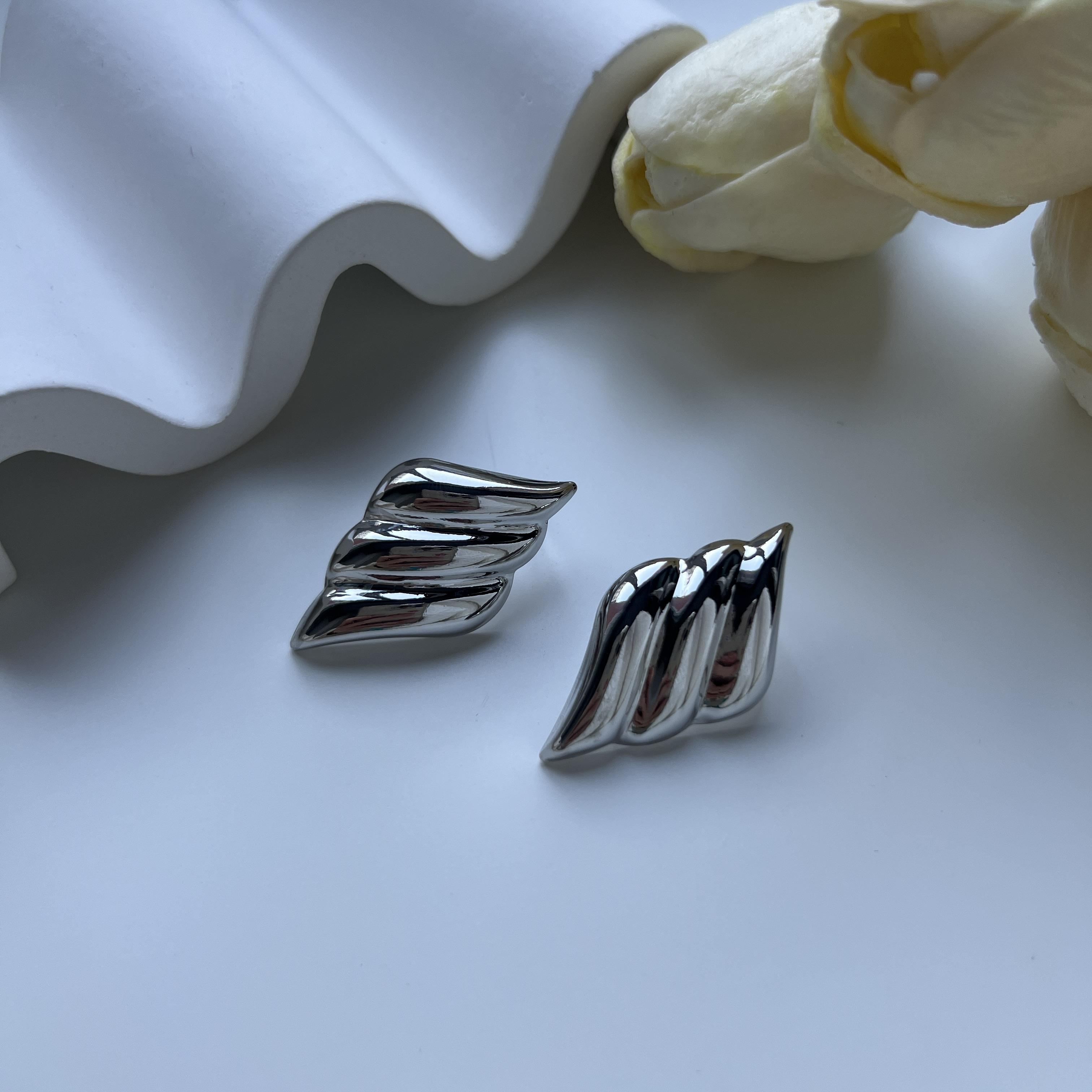 Silver Asimetrik Bombeli Küpe