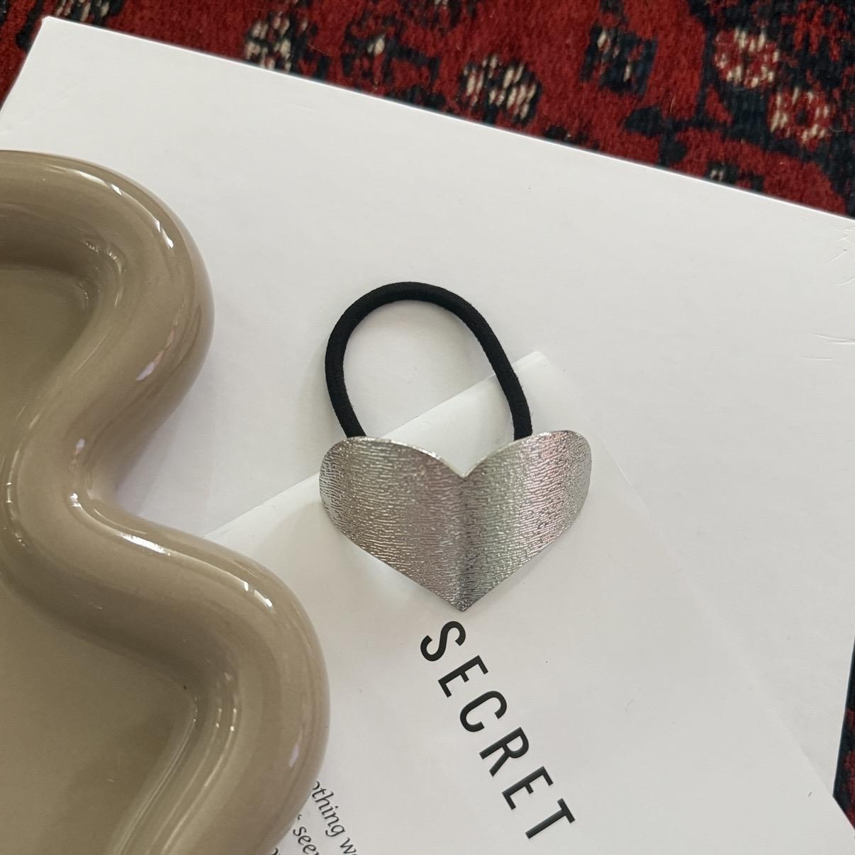 Silver Dokulu Kalp Lastik Toka