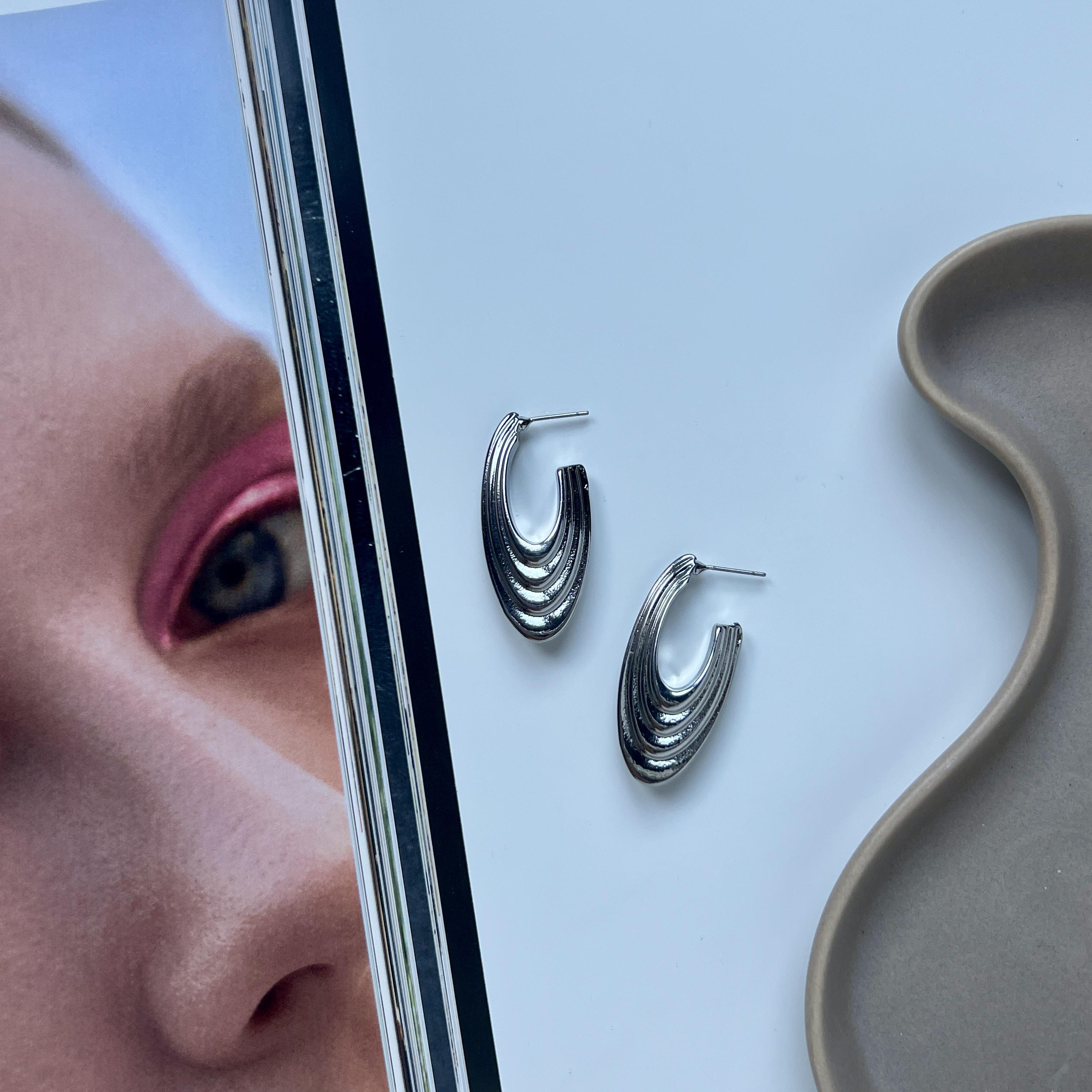 Silver Oval Çizgili Vintage Küpe
