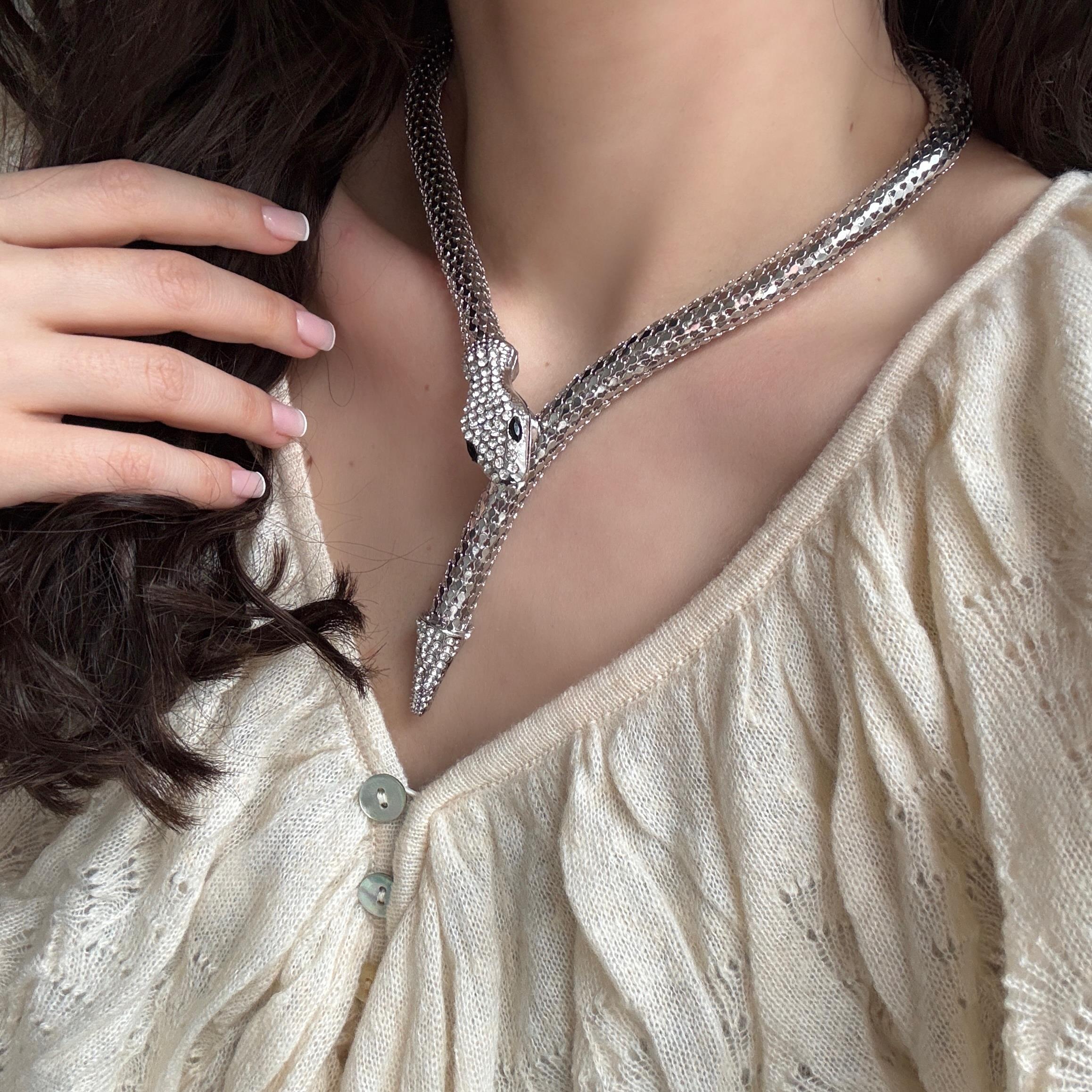 Silver Taşlı Mıknatıslı Yılan Kolye