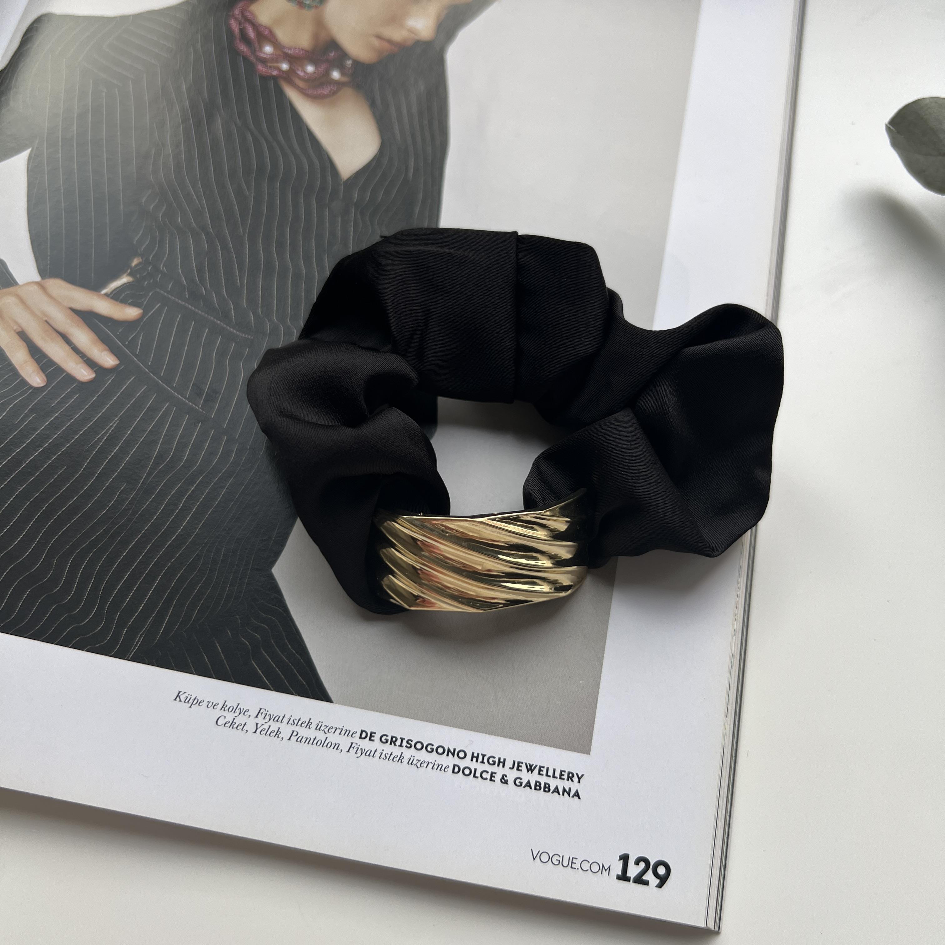 Siyah Gold Plaka Detaylı Scrunchie