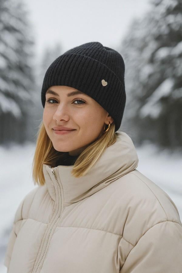 Siyah Kalp Nakışlı Bere