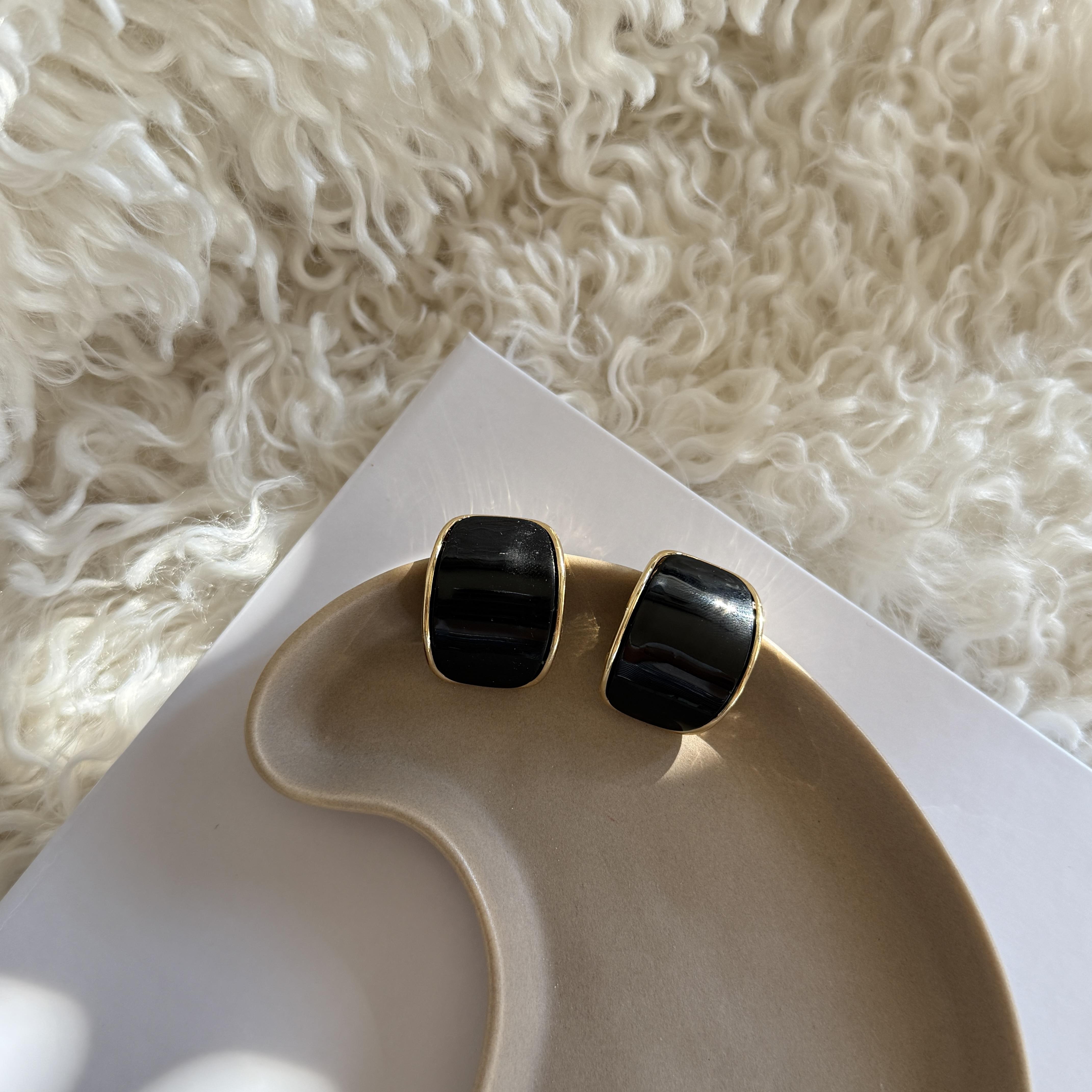 Siyah Kemik Yarım Halka Küpe