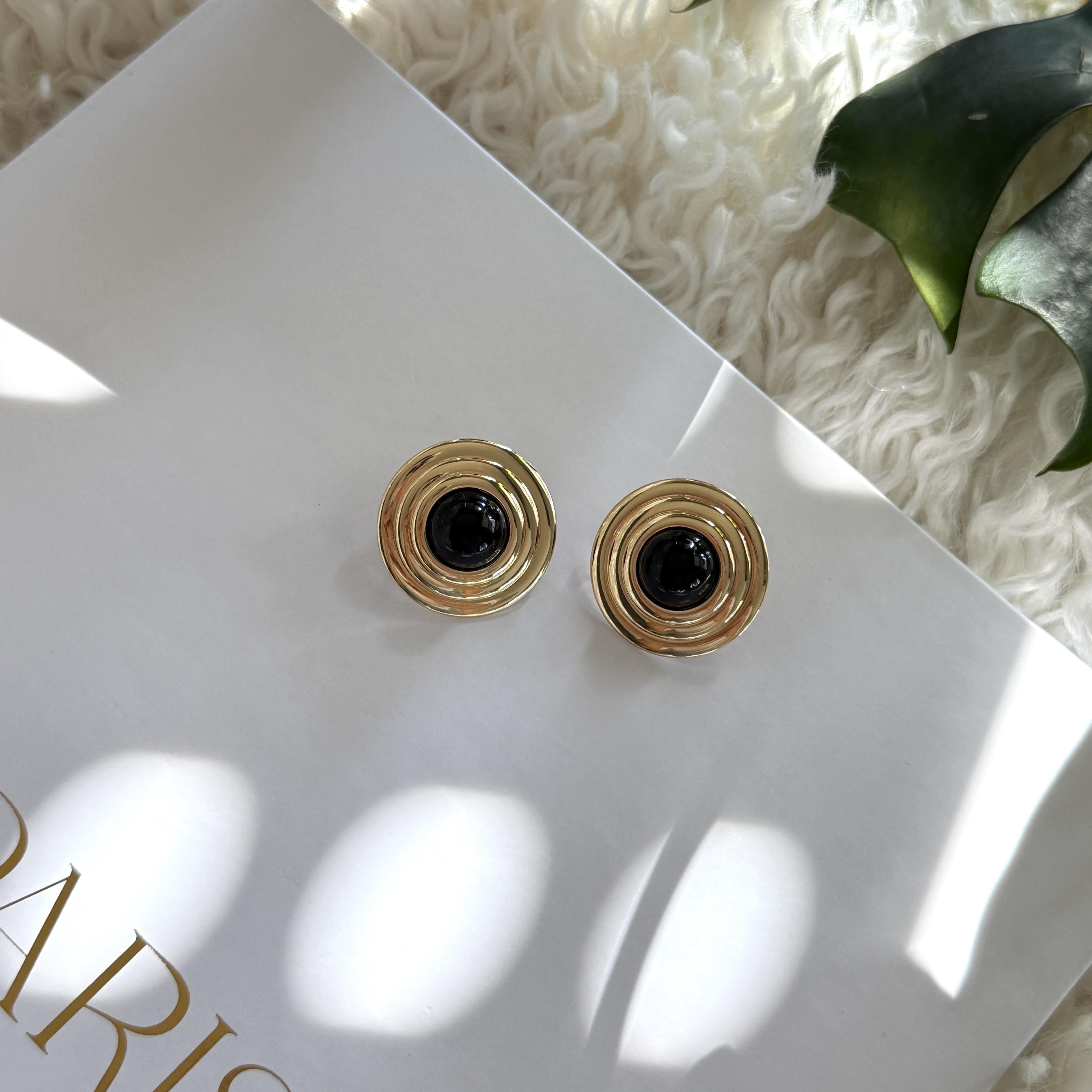 Siyah Mineli Bombeli Yuvarlak Küpe