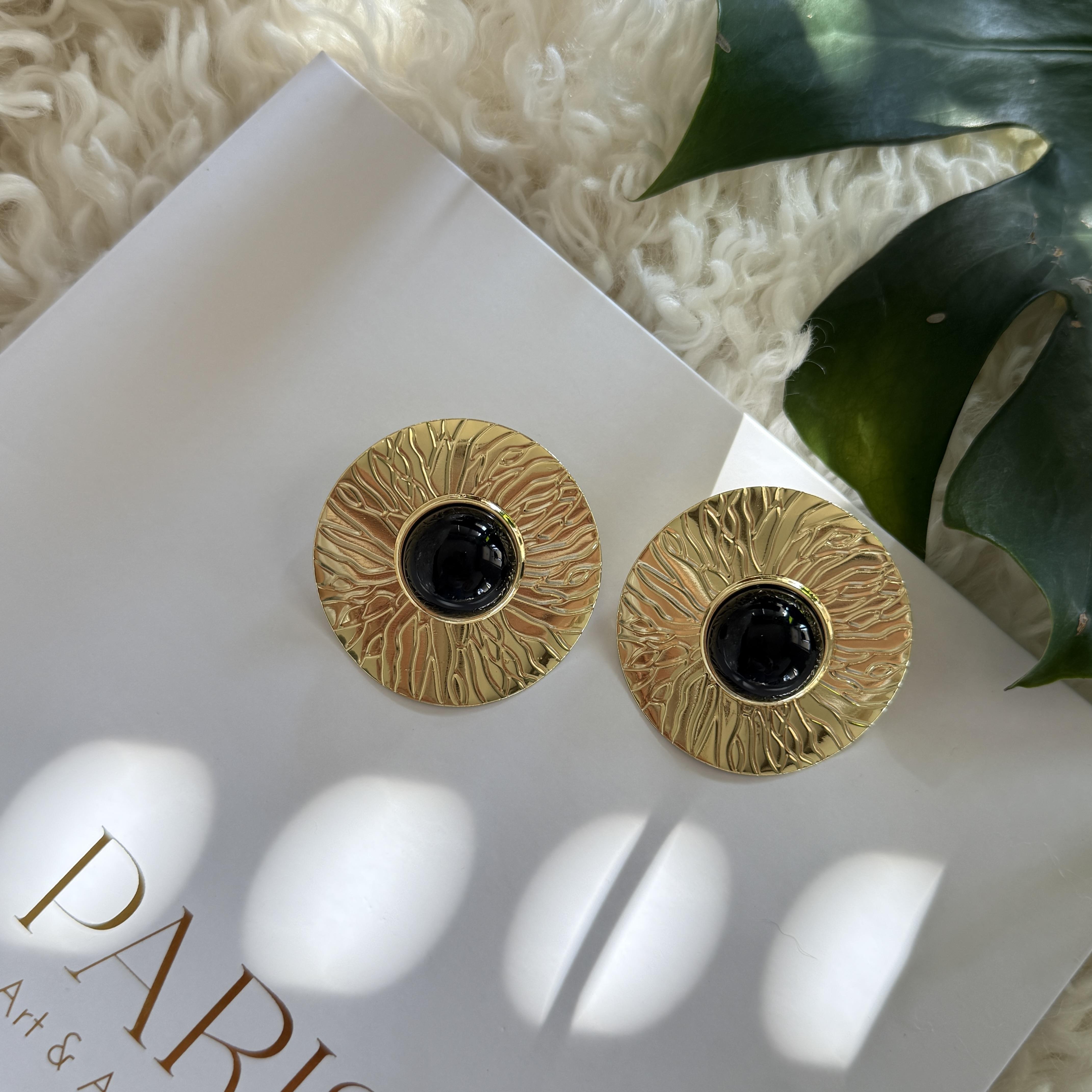 Siyah Mineli Ezme Yuvarlak Küpe