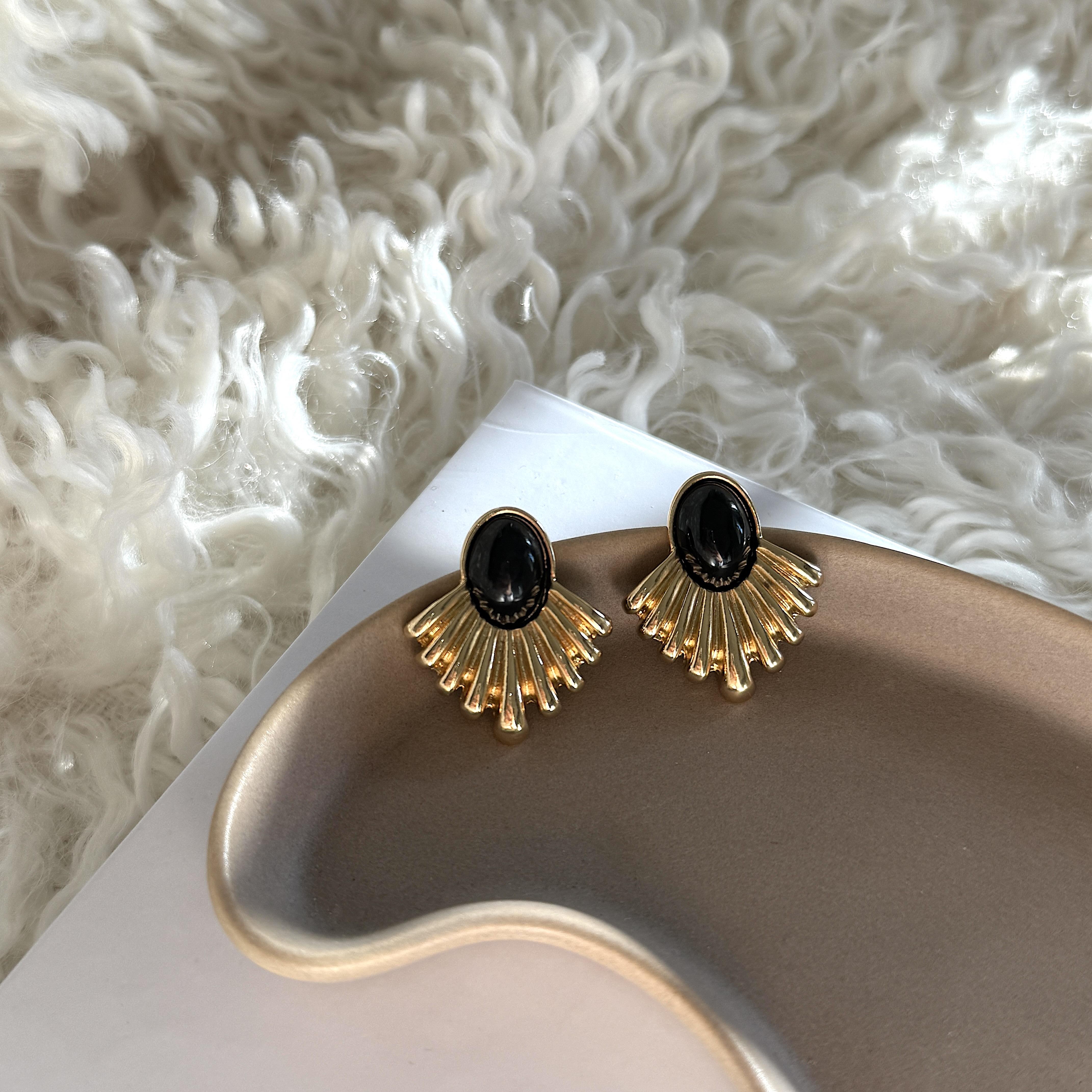 Siyah Oval Mineli Vintage Küpe