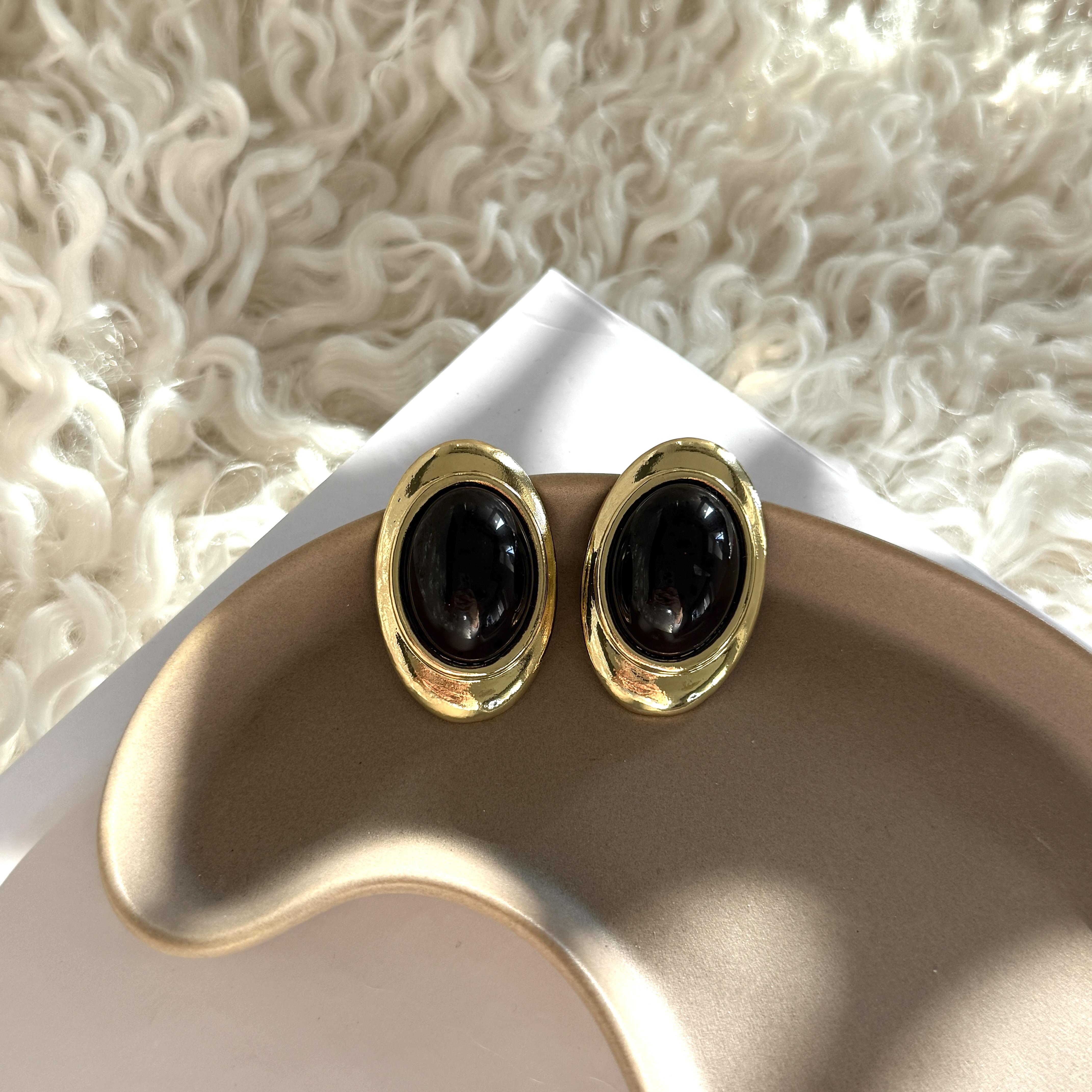 Siyah Oval Taşlı Vintage Küpe