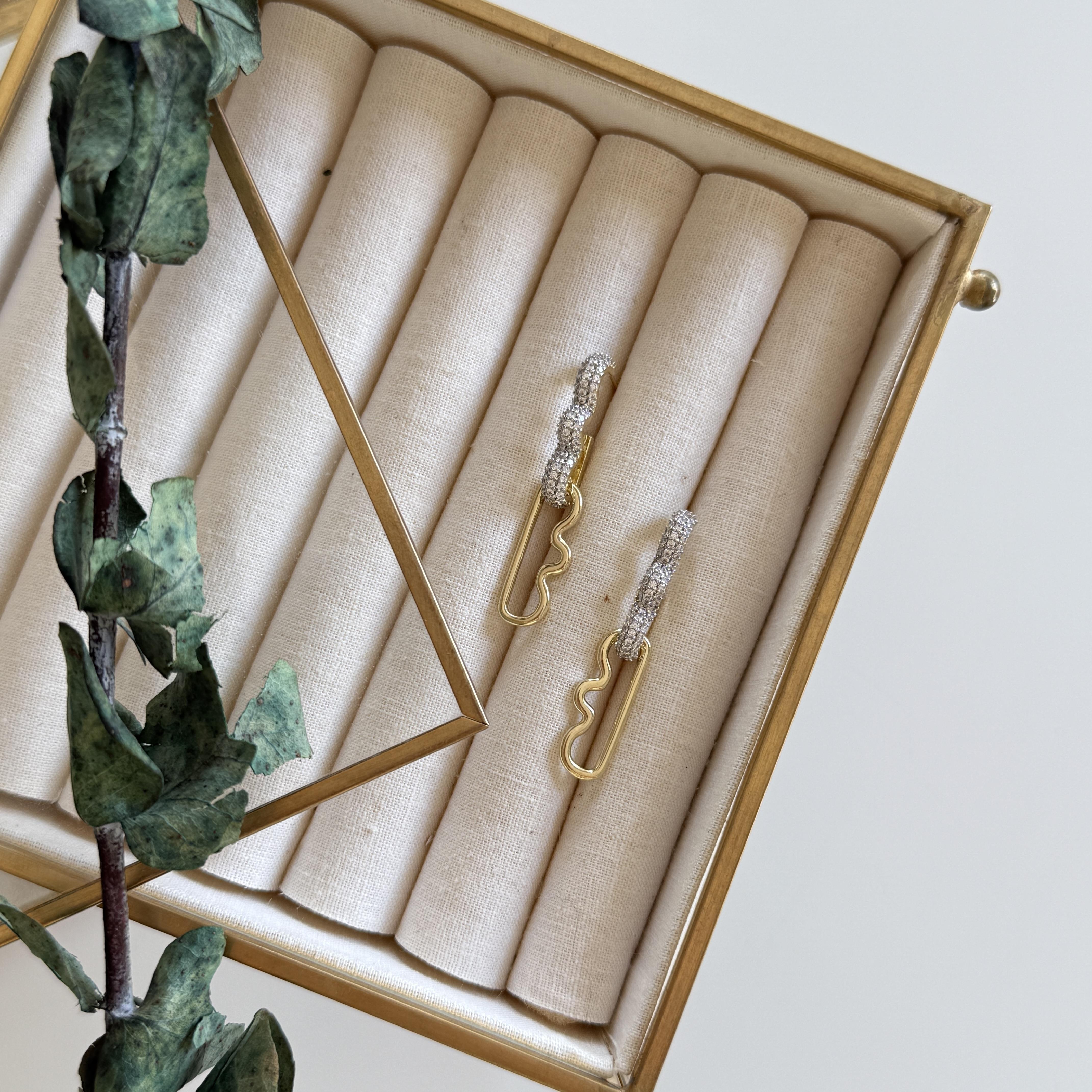 Taşlı Dalgalı Tasarım Küpe