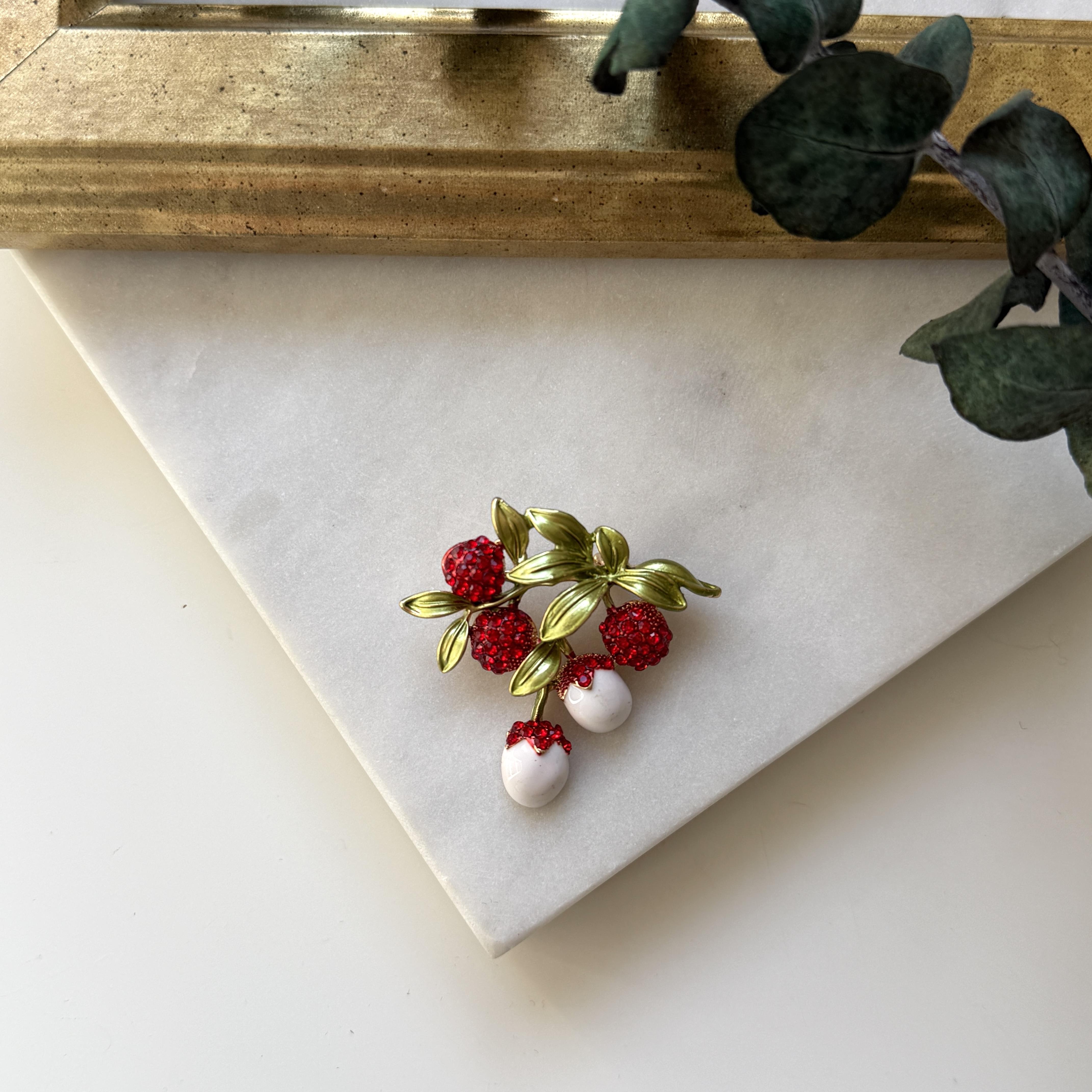 Yapraklı Çilek Broş