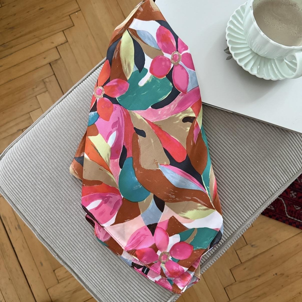 Yapraklı Pembe Çiçekli Fular 70X70